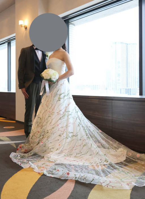 実例写真！華やかなトレーン 取り外しトレーン リーフ刺繍 花モチーフ ロングトレーン 結婚式