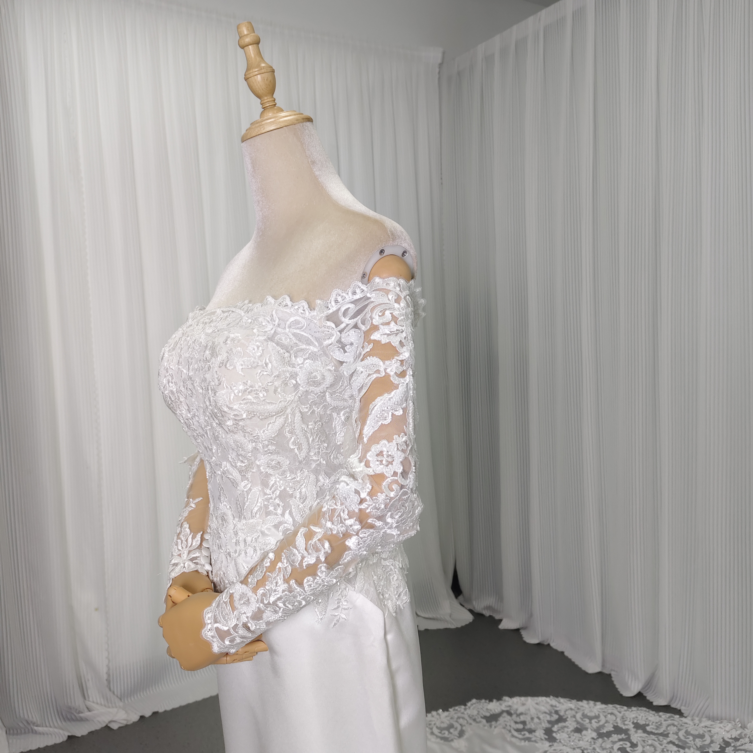 ウェディングドレス オフショルダー 上品レース 長袖 華やかなトレーン デザイン感 くるみボタン 結婚式 前撮り
