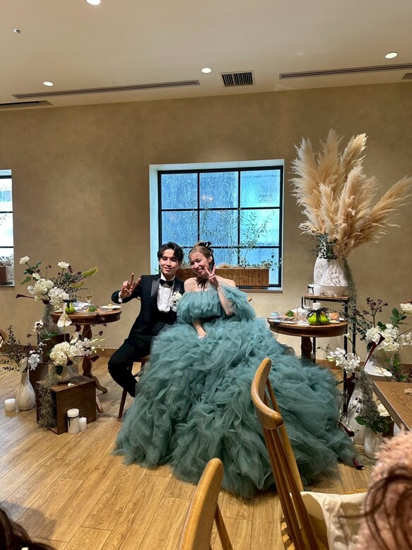 実例写真！カラードレス ミントグリーン オフショルダー 柔らかく重ねたチュールスカート プリンセスライン 花嫁