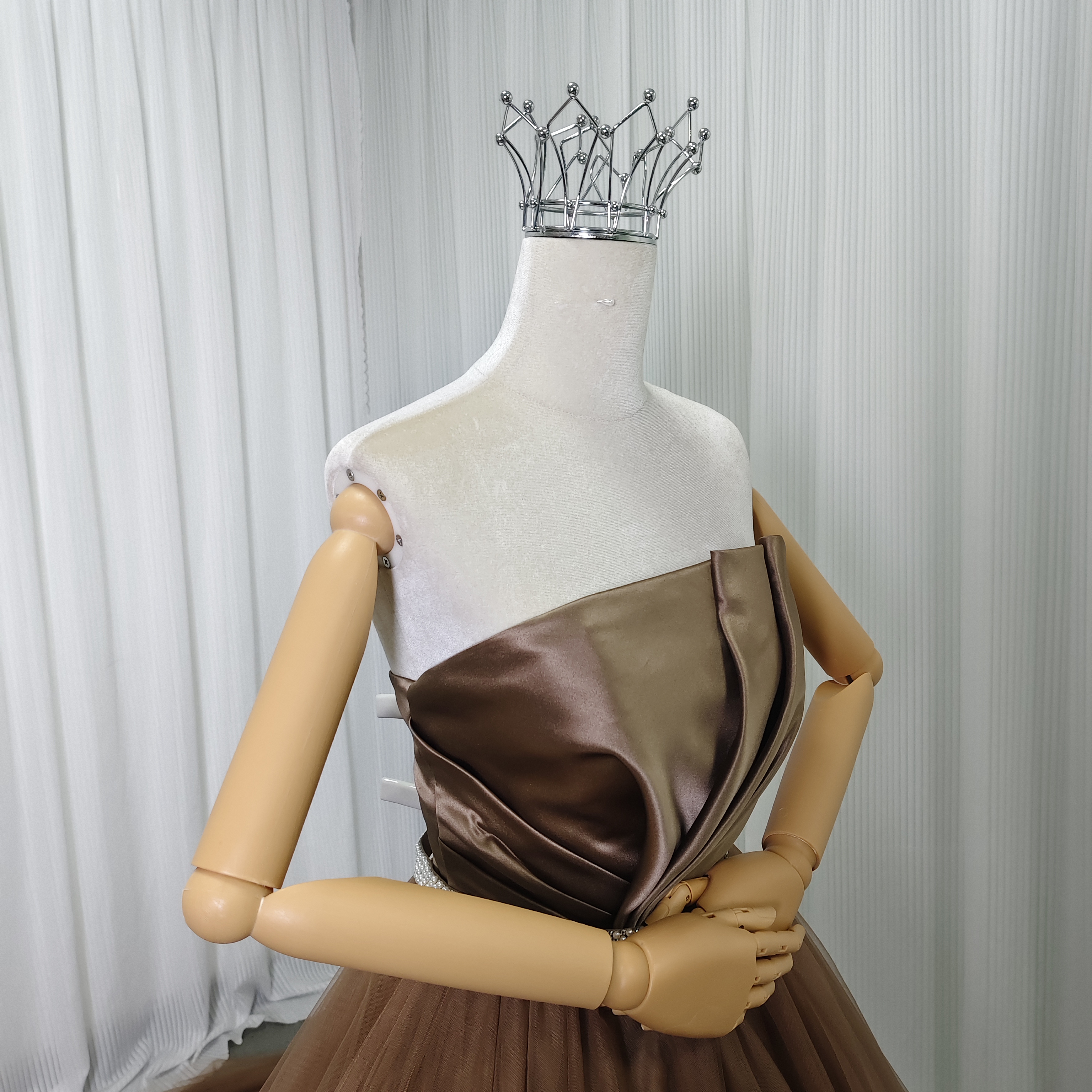 カラードレス ブラウン ベアトップ パール 取り外しサッシュベルト チュールスカート ロングトレーン 披露宴