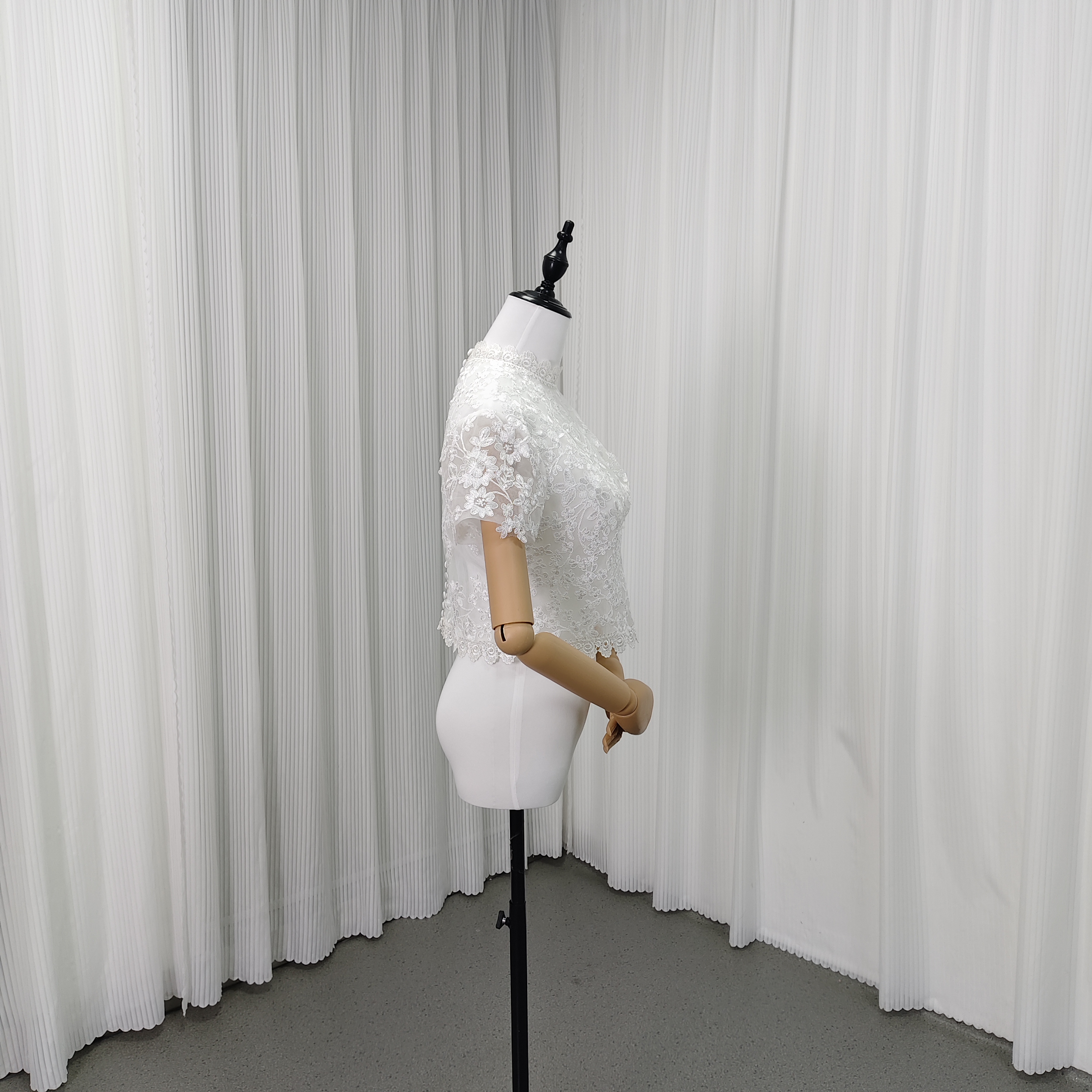 ボレロ 美しい花レース ハイネック 短袖 背中見せ くるみボタン エレガント 結婚式