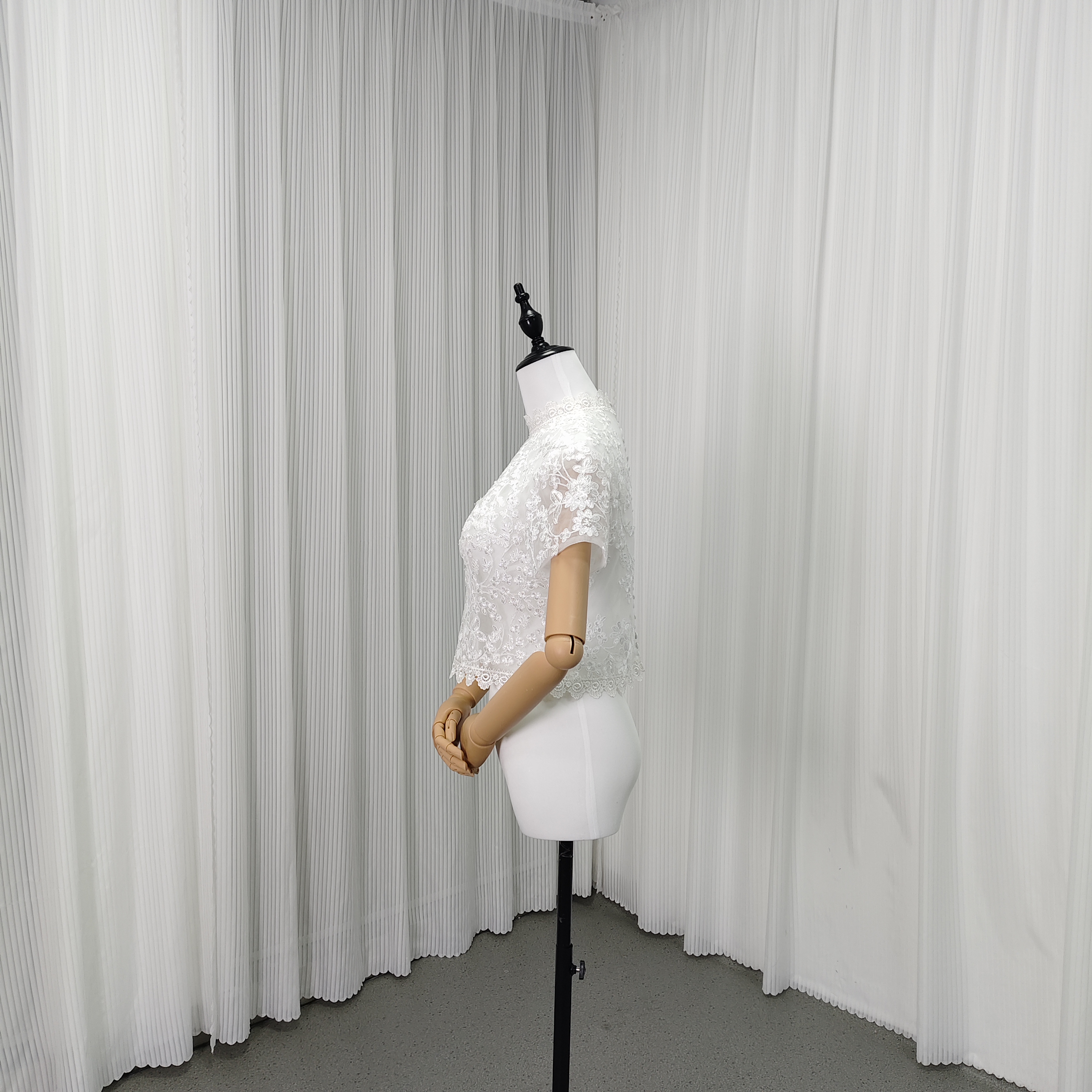 ボレロ 美しい花レース ハイネック 短袖 背中見せ くるみボタン エレガント 結婚式