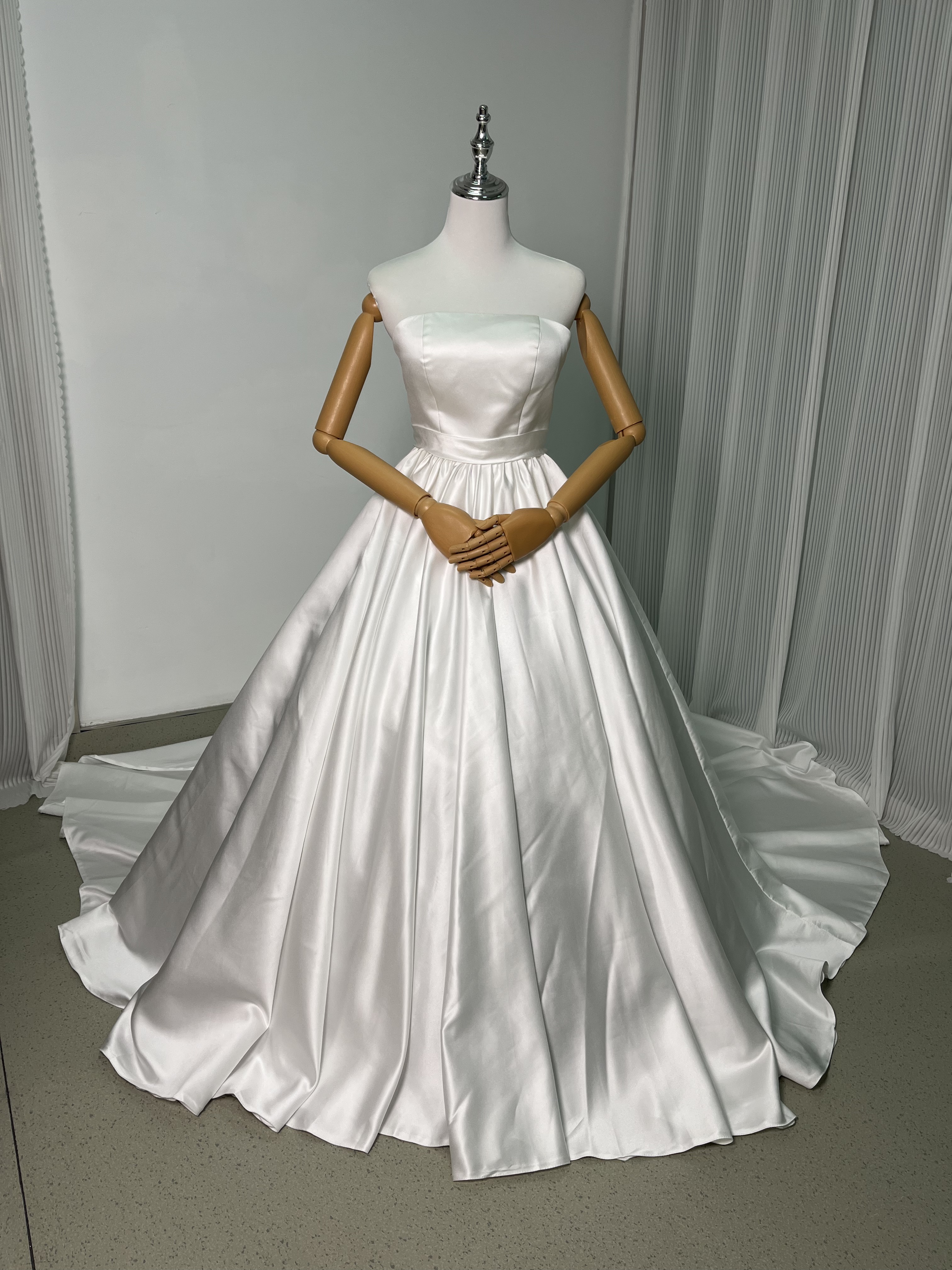 ウェディングドレス ベアトップ 光沢サテン 優しい ふわふわ ロングトレーン 編み上げ 結婚式