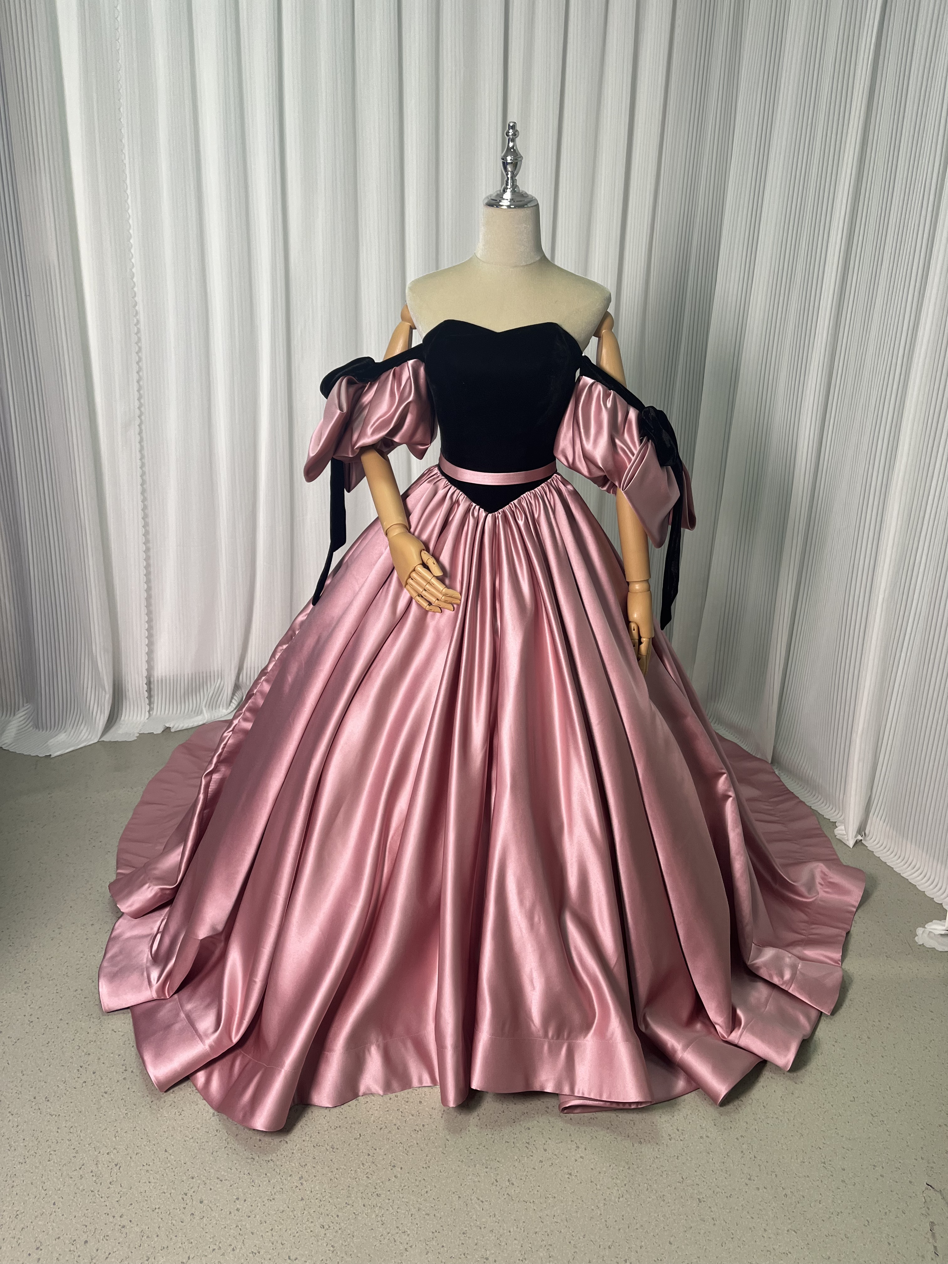 カラードレス ピンク 光沢サテン 黒 ビロード オフショルダー 編み上げ ふわふわドレス 前撮り