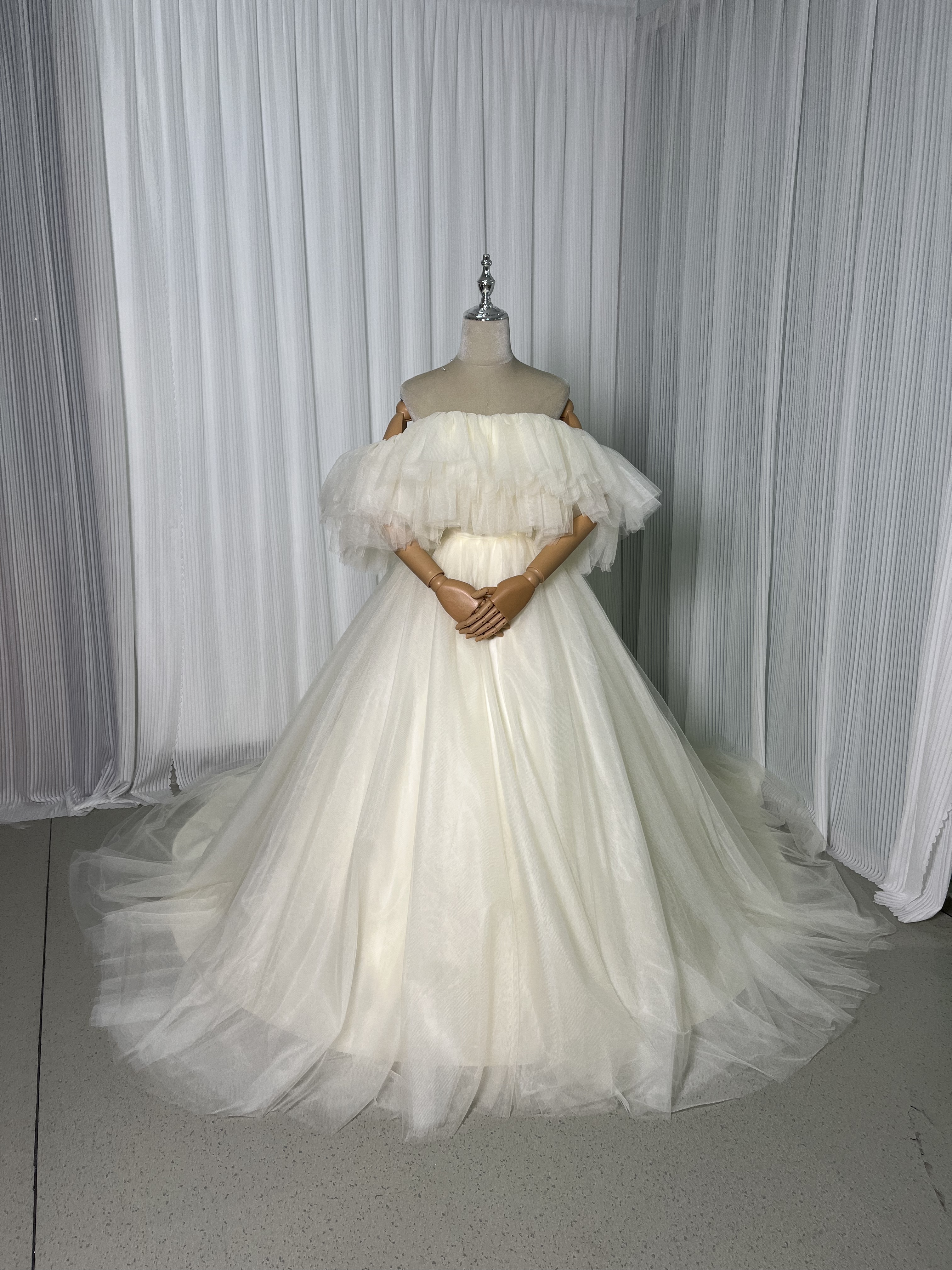 ウエディングドレス チュールドレス 薄シャンパンの色 オフショルダー ファスナー お色直し 結婚式
