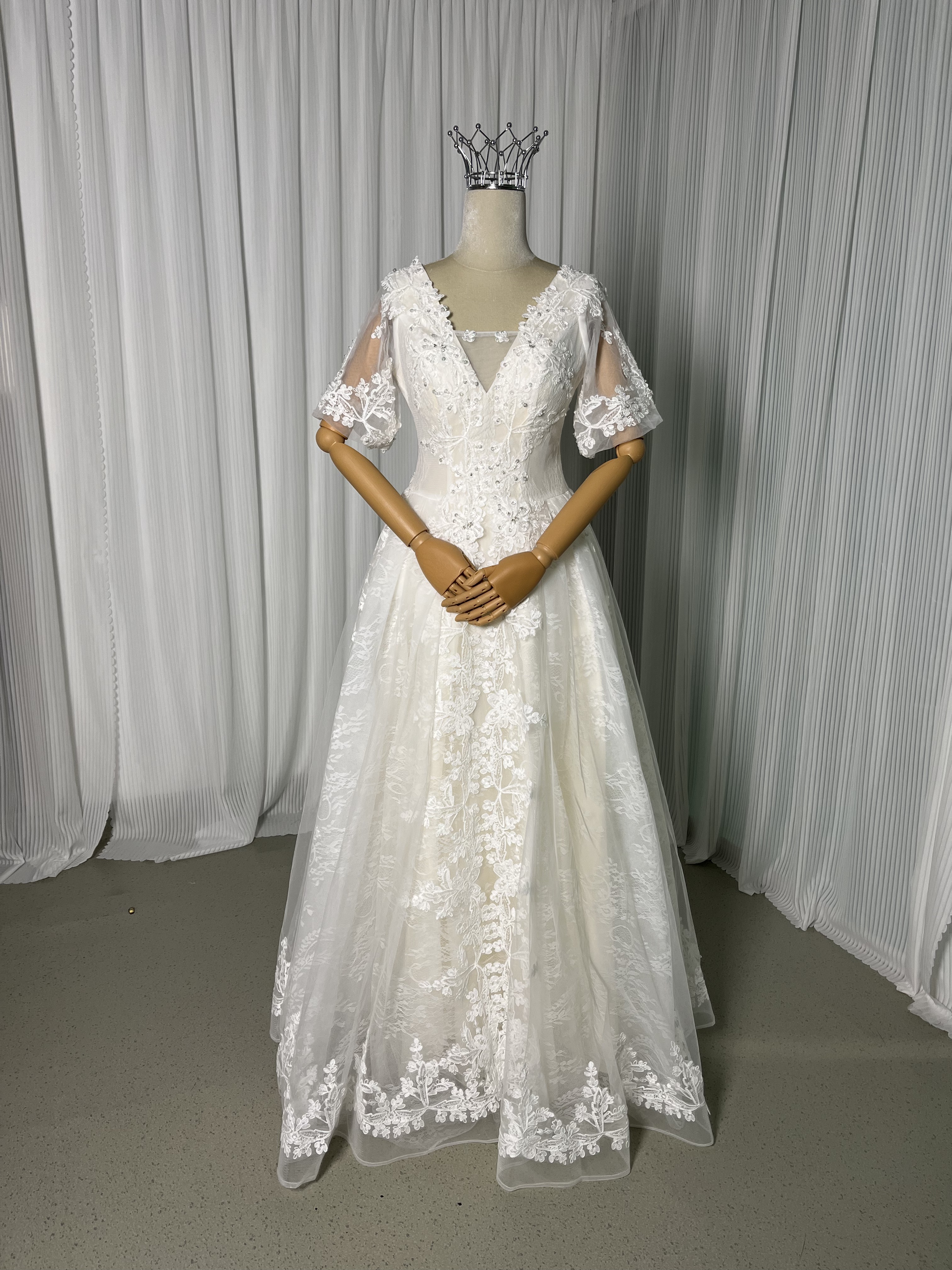 ウェディングドレス Vネック ロング キラキラ光る刺繍 編み上げ 可愛い 結婚式 前撮り