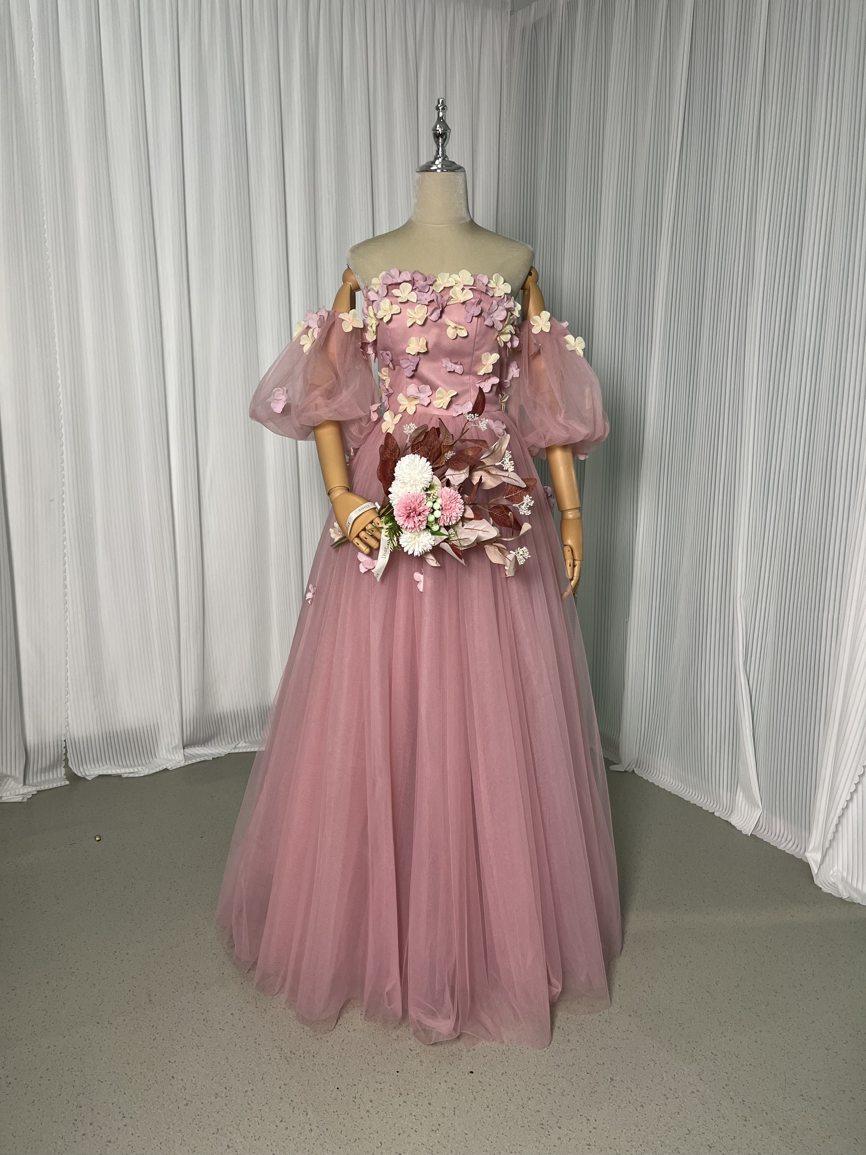 カラードレス ピンク ベアトップ シースルー袖 チュールスカート 花モチーフ Aライン 編み上げ 披露宴 花嫁