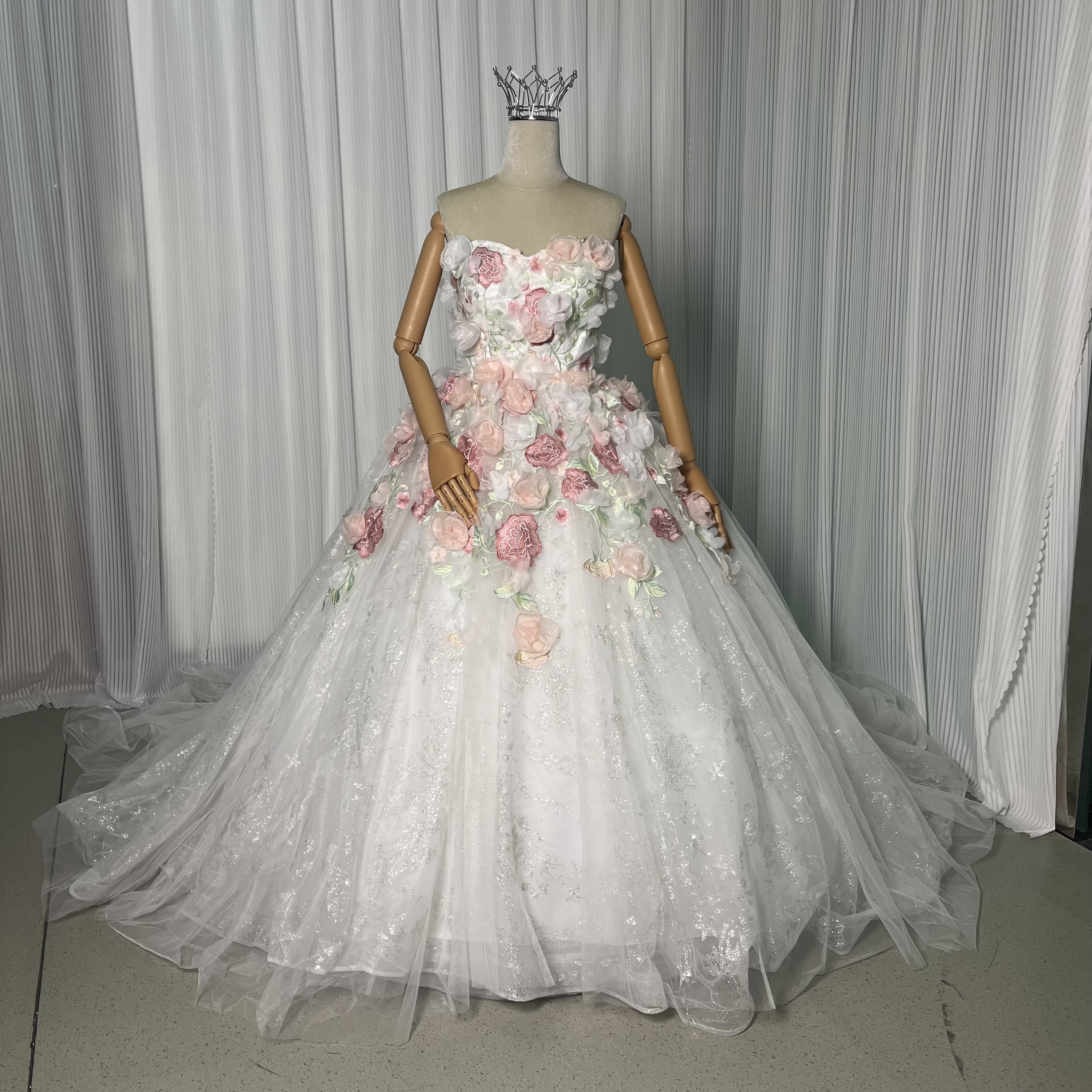 美品！ウエディングドレス 花モチーフ キラキラ光る刺繍 ベアトップ 華やかなトレーン 優雅 結婚式 前撮り