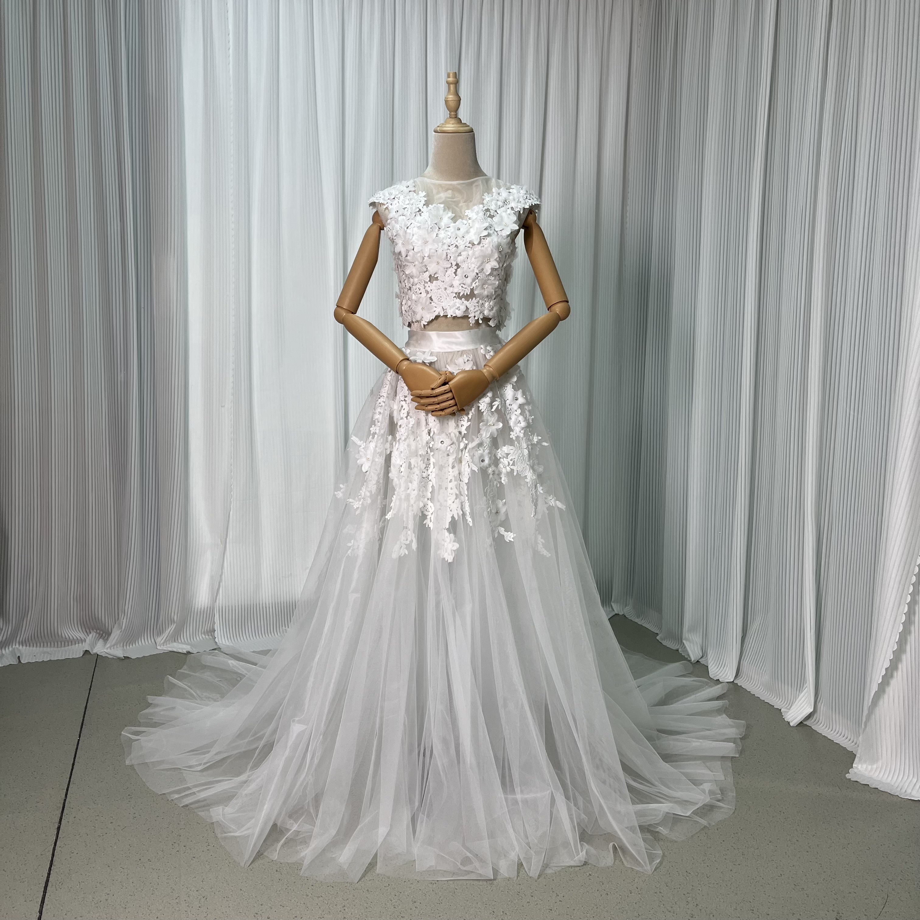 ウエディングドレス オーバードレス+トップス 3D立体レース刺繍 チュールスカート くるみボタン 披露宴/結婚式