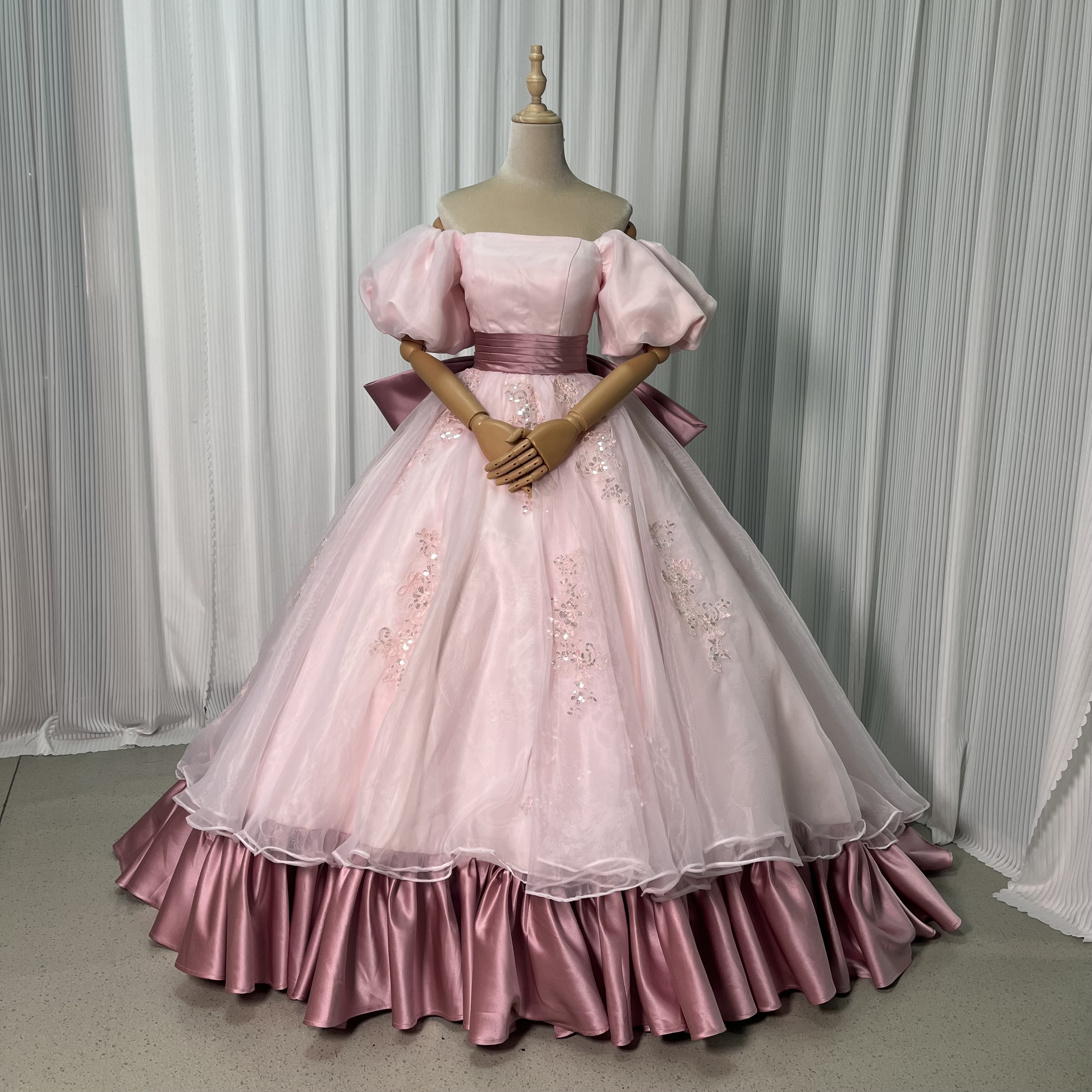 パーティードレス ピンク プリンセスライン オフショルダー キラキラ光る刺繍 豪華なバックリボン 可愛い 披露宴