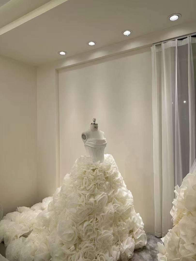 抜群のおしゃれ見え ウエディングドレス ベアトップ バラトレーン 花モチーフ 華やか 結婚式 前撮り