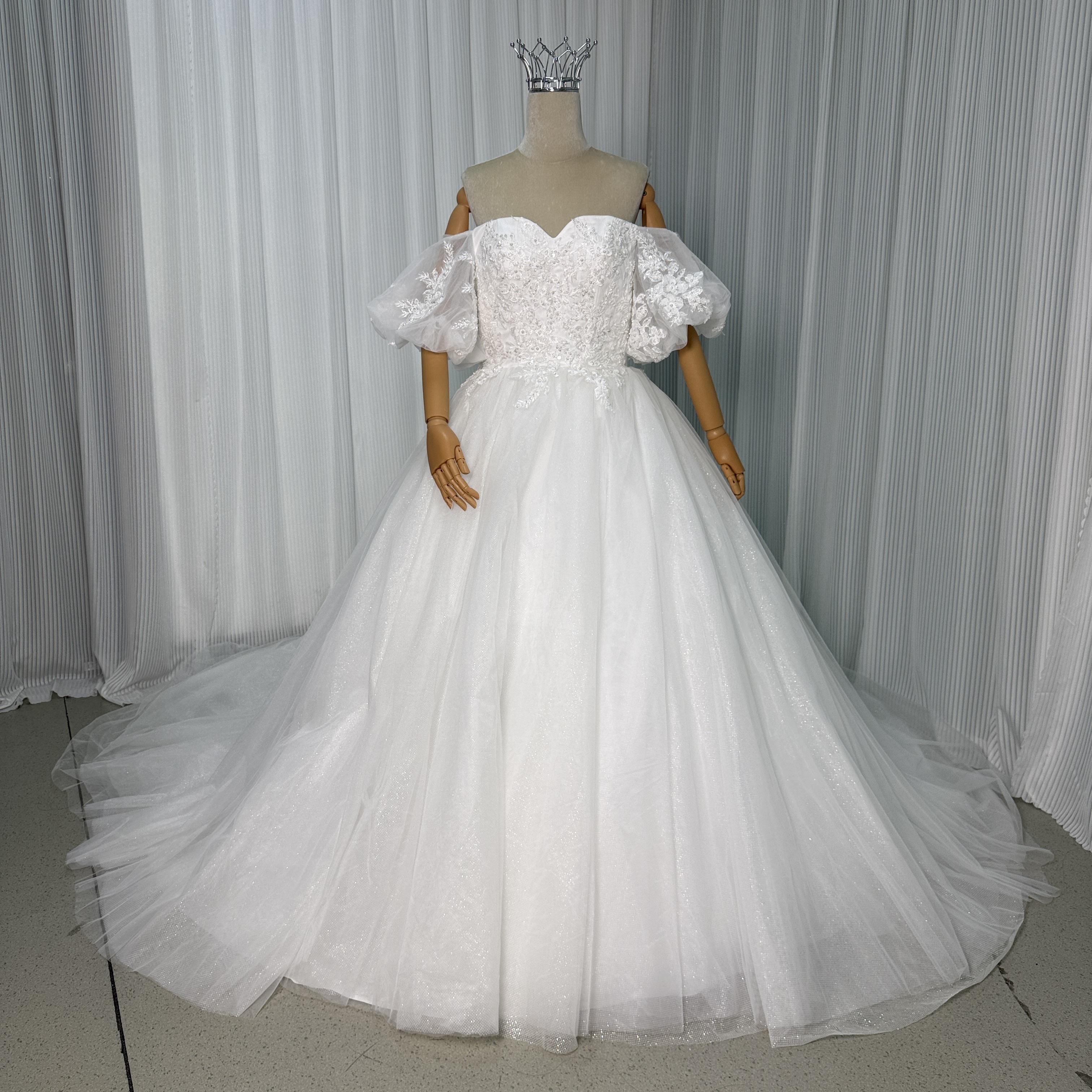 ウエディングドレス ベアトップ 上品花レース キラキラスパンコール パフスリーブ ロングトレーン 結婚式
