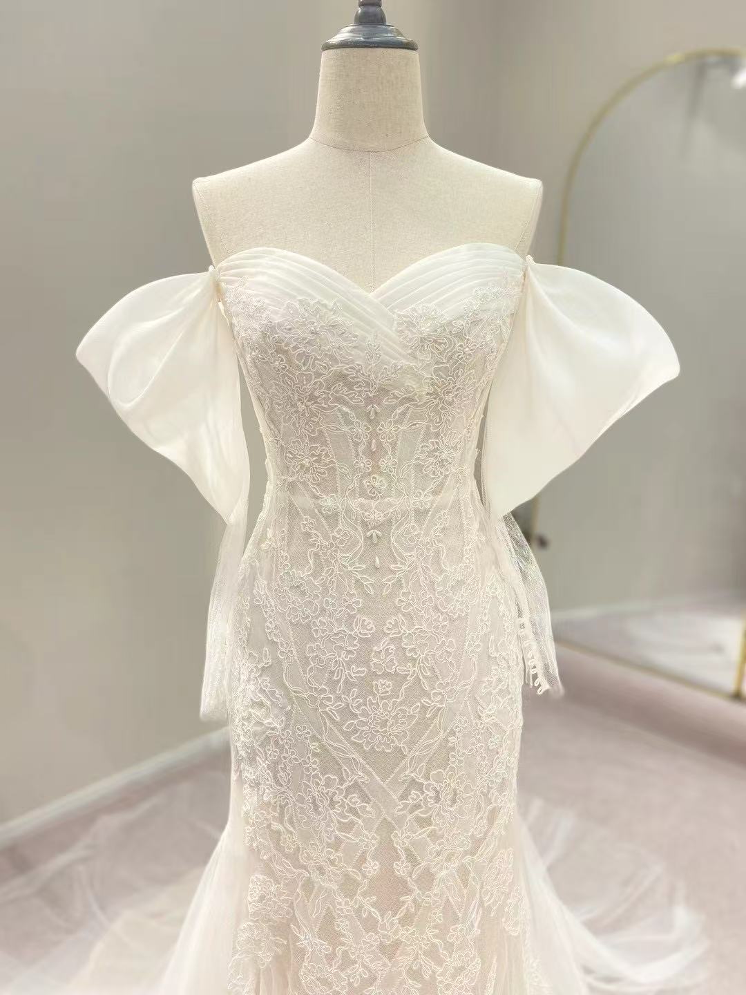 美品！ウェディングドレス 姫袖 取り外し袖 結婚式 ブライダル スレンダーライン 拳式/前撮り