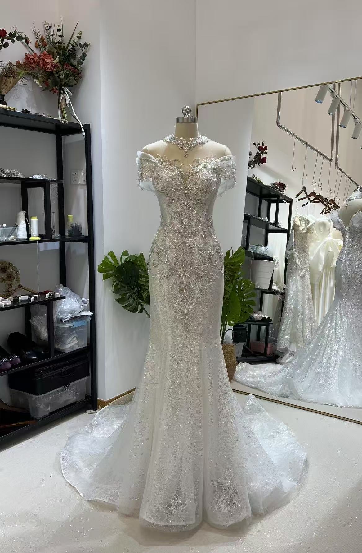 フランス風 ウェディングドレス キラキラチュール ビジュードレス クラシカル 優雅なシルエット ロングトレーン 結婚式