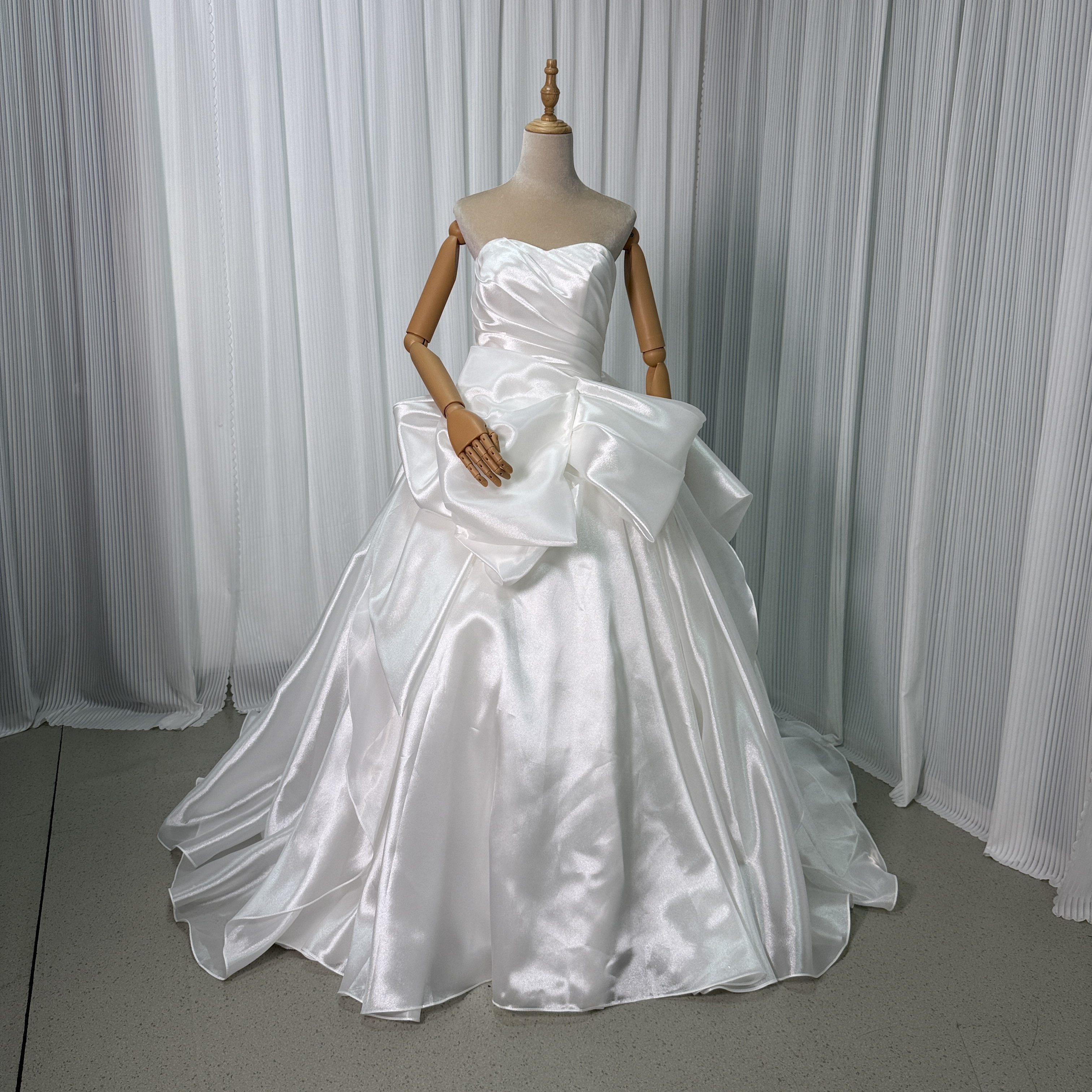 ウエディングドレス ベアトップ ラッフルフリル 高級イタリアサテン 光沢感 編み上げ 結婚式