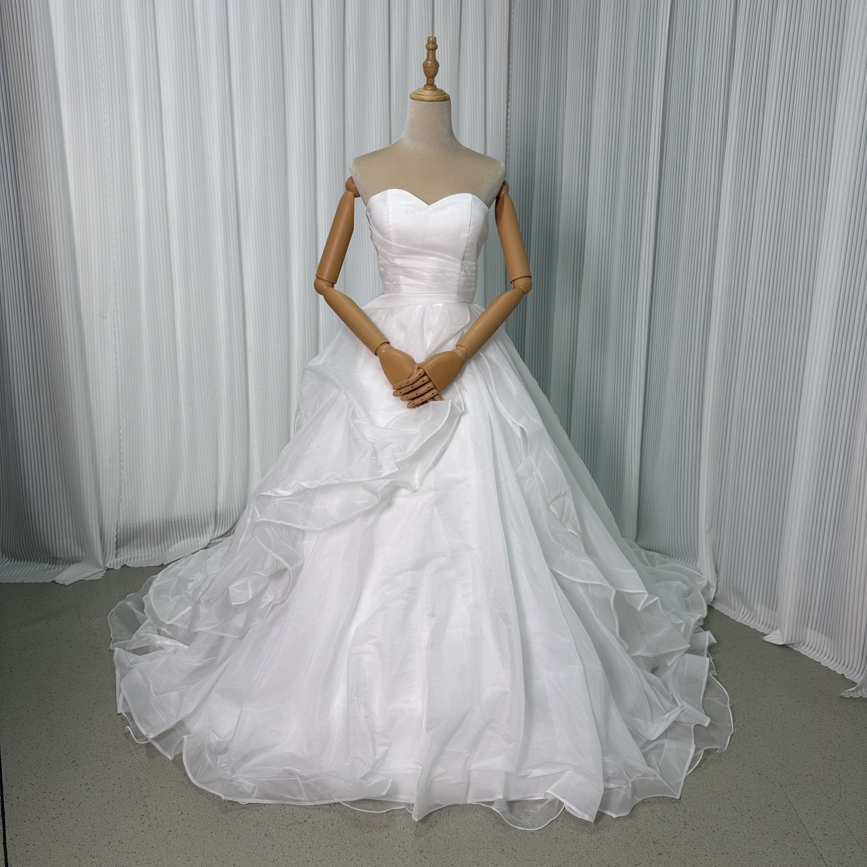 エレガント ウエディングドレス ベアトップ プリーツスカート プリンセスライン 編み上げ 結婚式