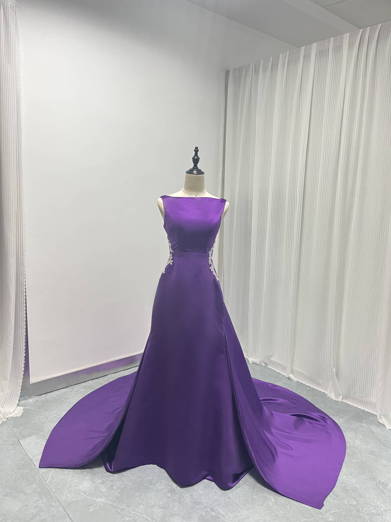 マーメイドライン　サテン　ボートネック　パープル 背中見せ 繊細レース ウエディングドレス