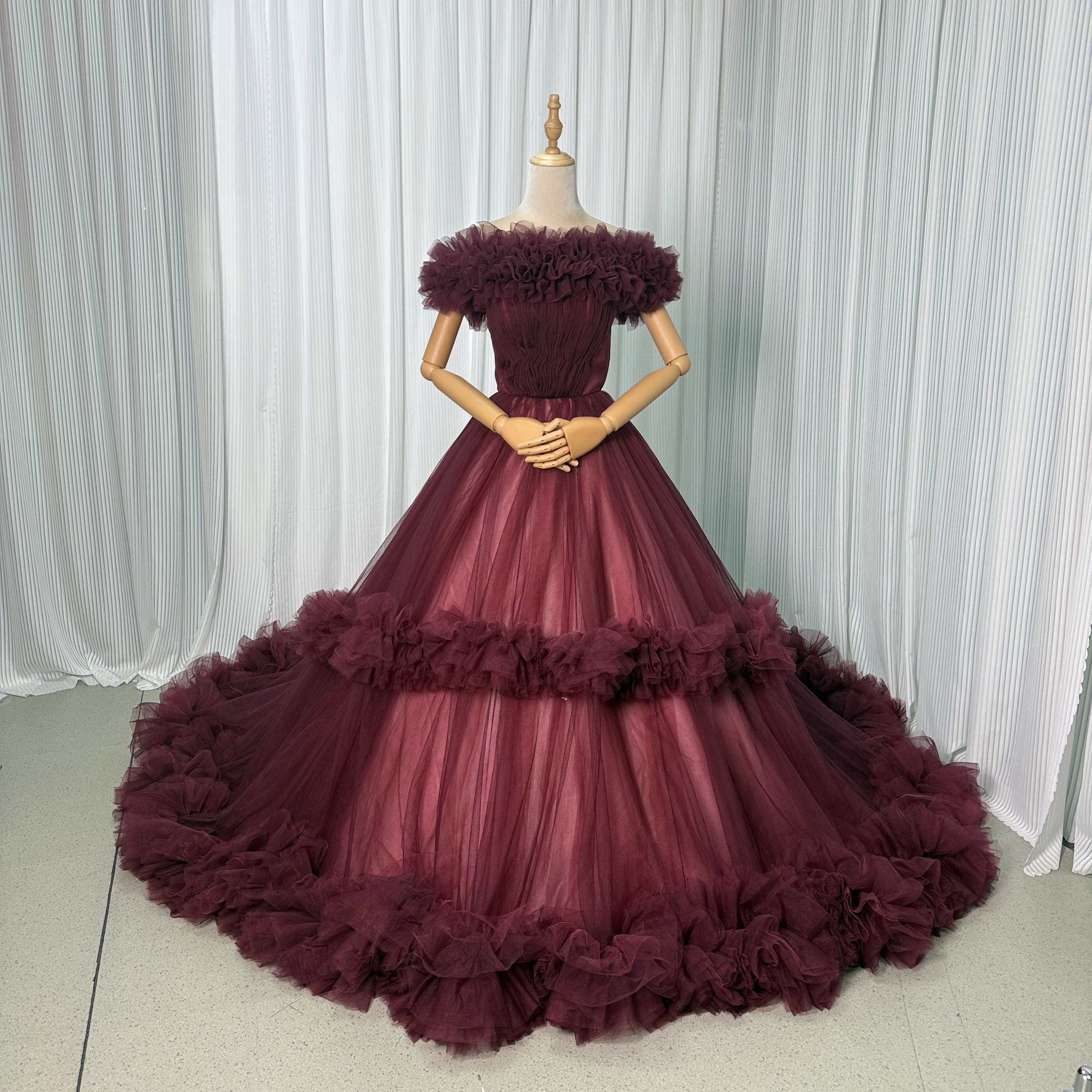 人気上昇！カラードレス ボルドー色 取り外しオフショルダー ラッフルフリル 華やかなトレーン 前撮り
