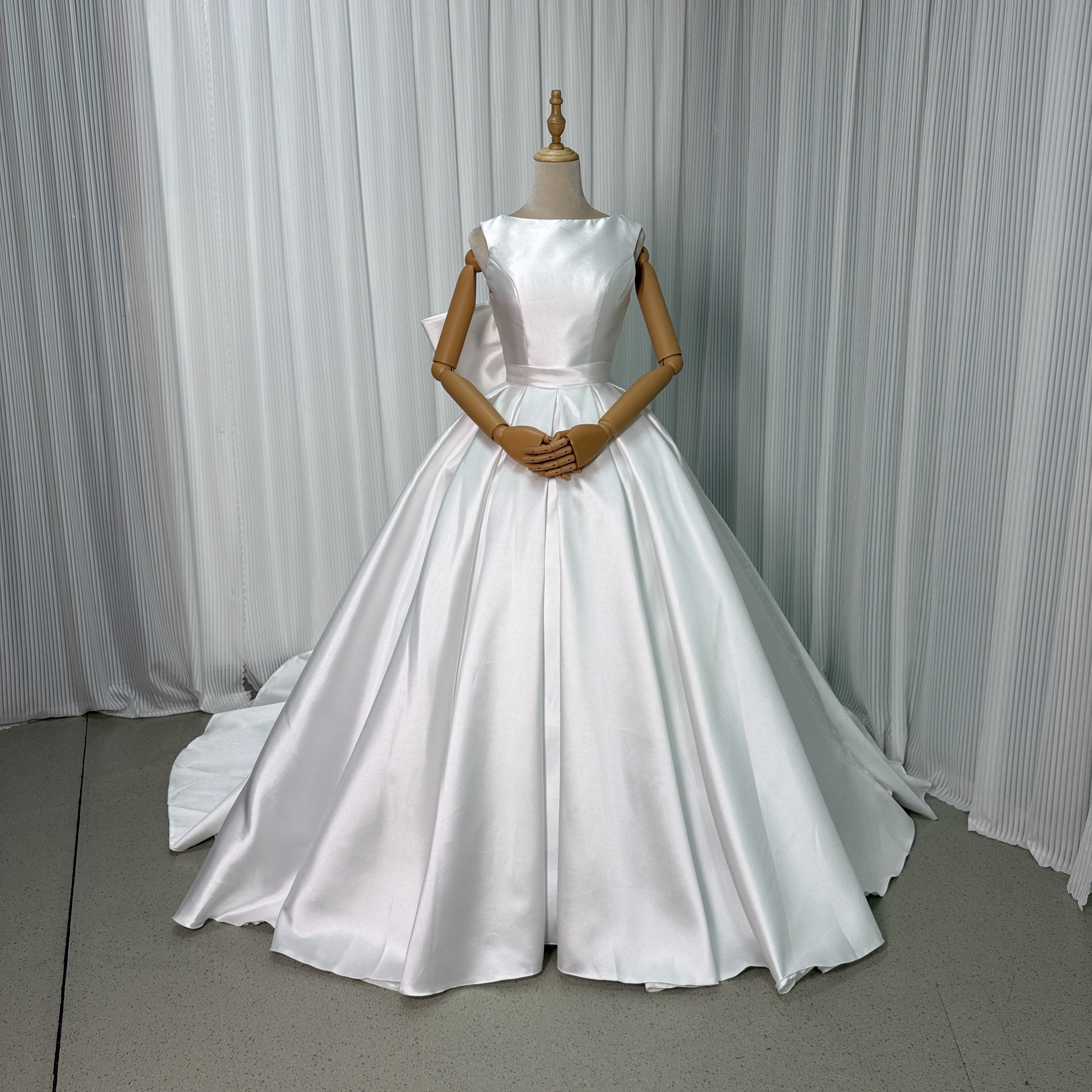 ウェディングドレス ミカドサテン オフホワイト Vネック ふっくら柔らかなバックリボン 結婚式