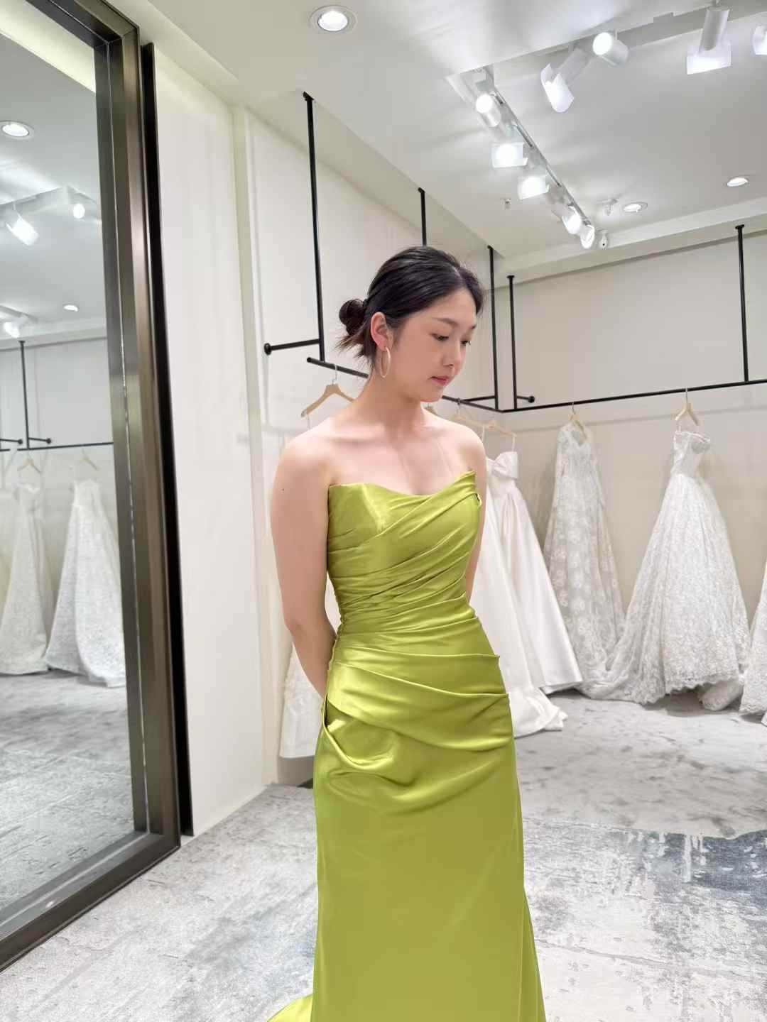 カラードレス 爽やかで優しいグリーン ベアトップ マーメイドライン 光沢サテン 音楽会