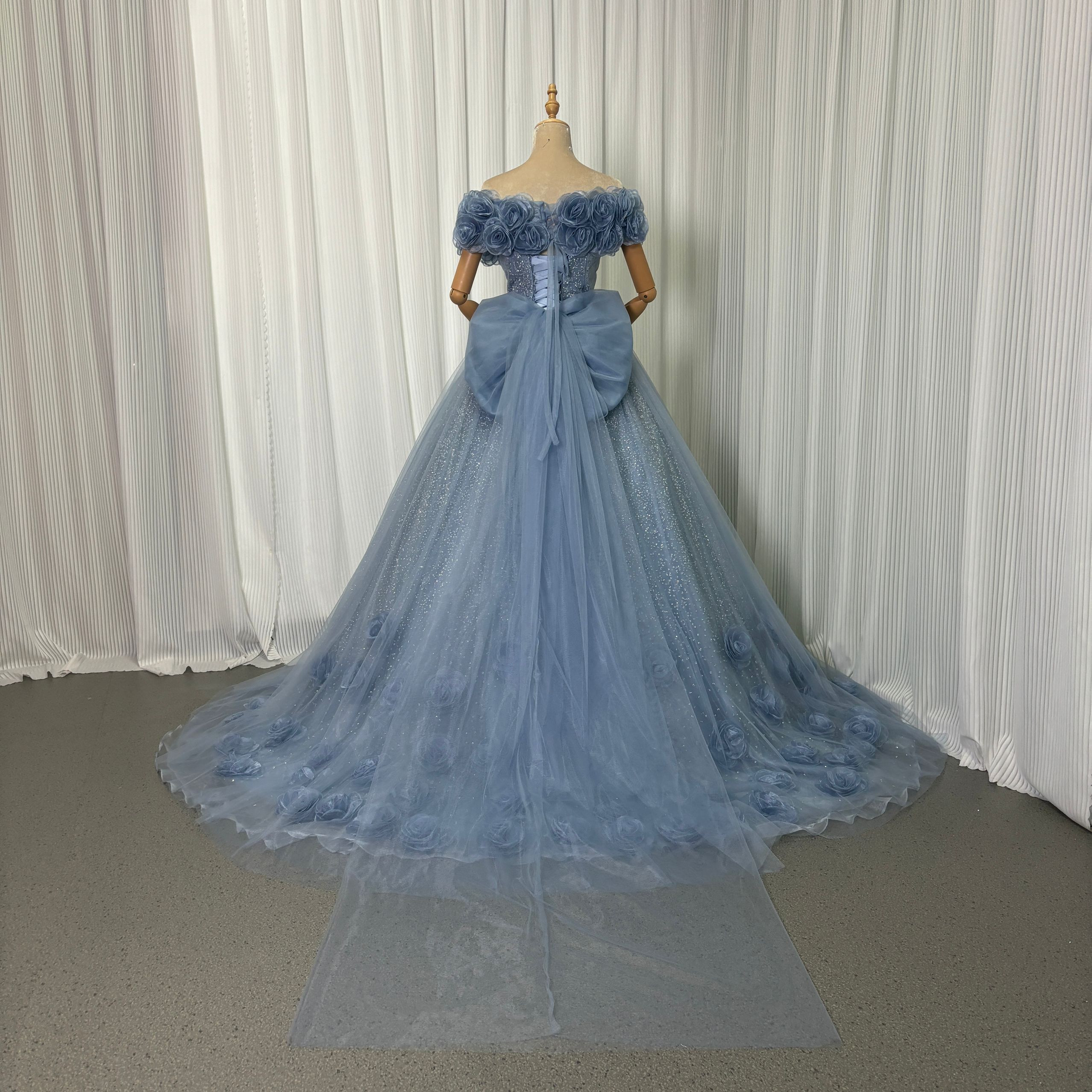 カラードレス ブルーグレー オフショルダー キラキラドレス バラトレーン 編み上げ リボン 結婚式 花嫁