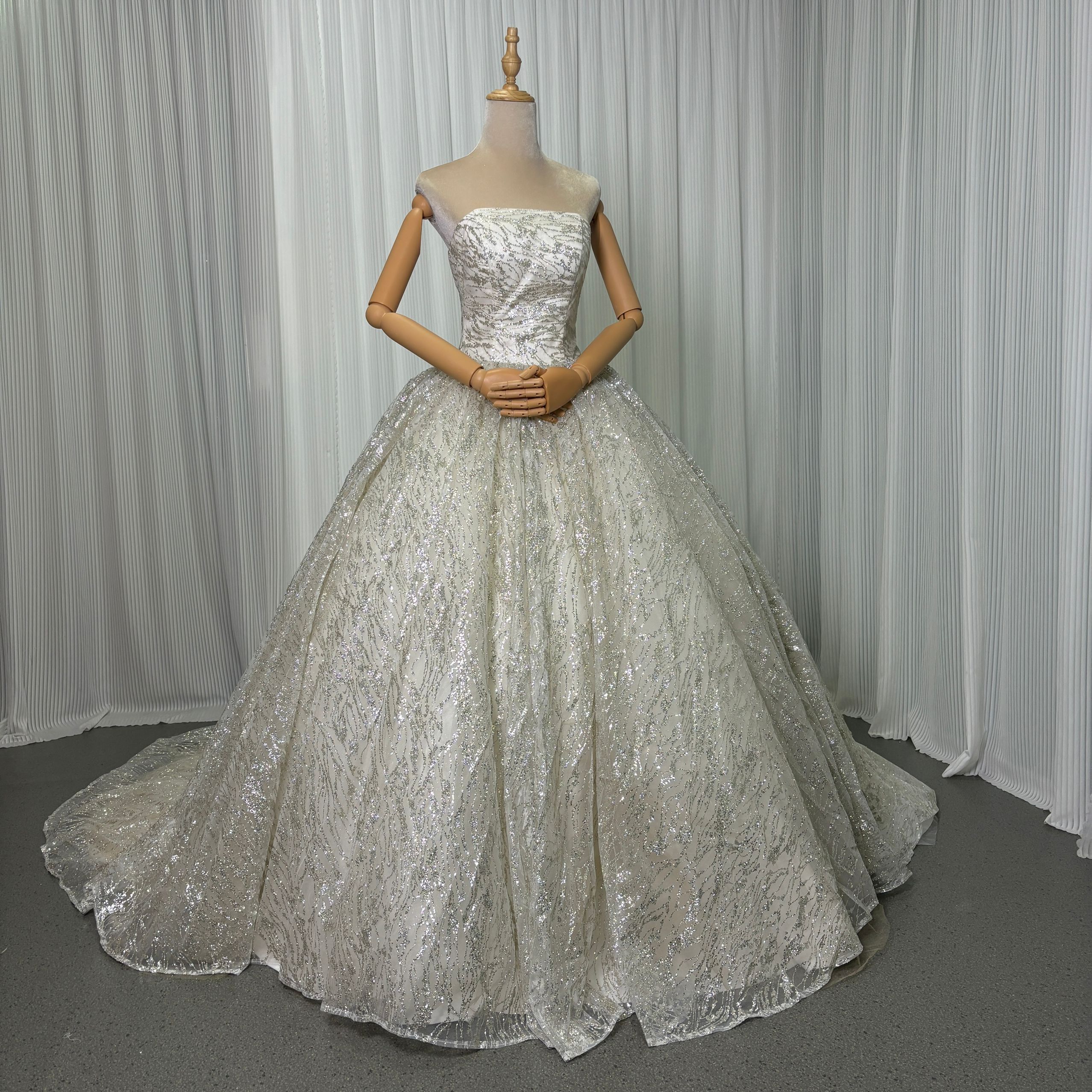 華やか ウェディングドレス ベアトップ グリッタードレス 憧れのドレス 結婚式