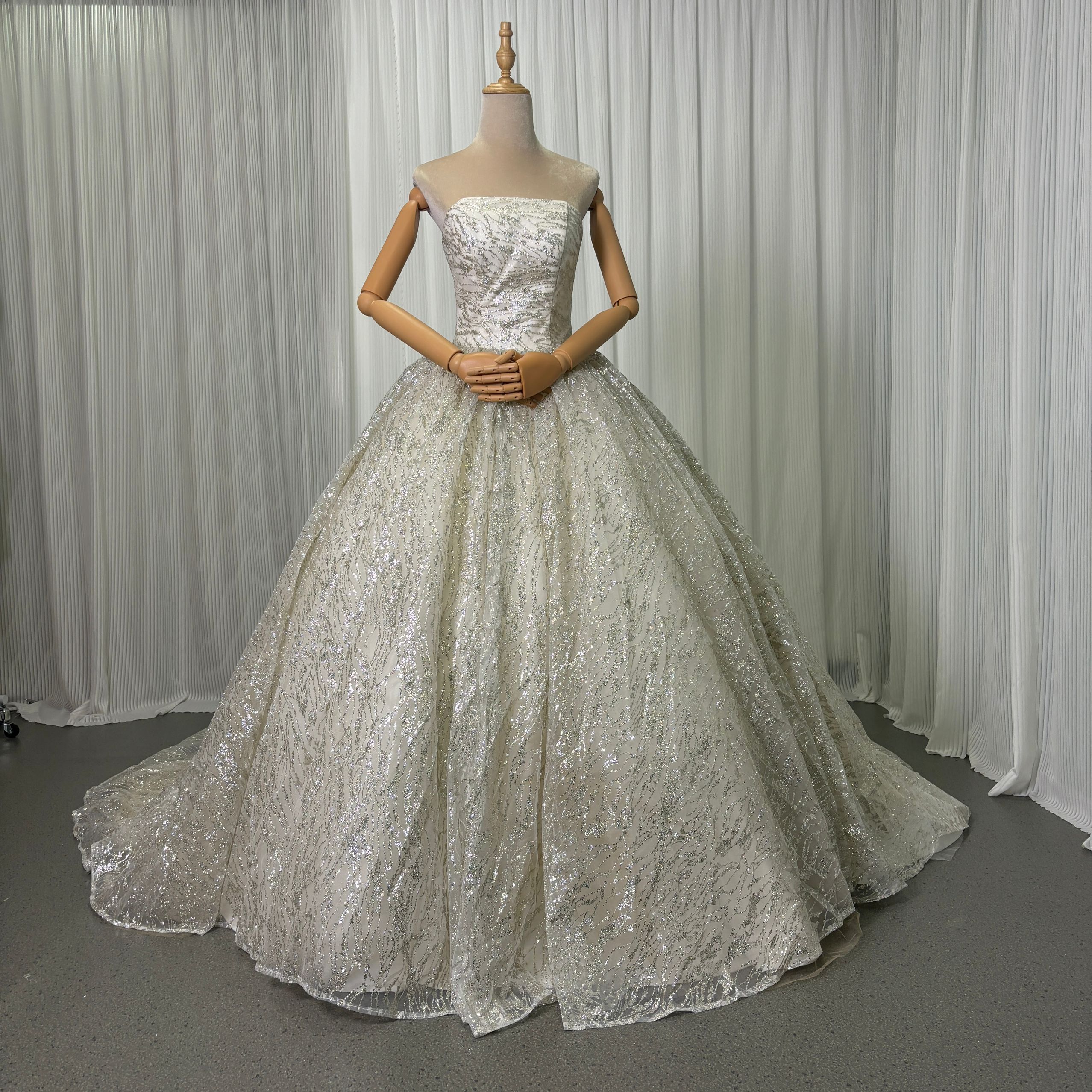 豪華！ウェディングドレス ベアトップ グリッタードレス 豪華なバックリボン 憧れのドレス 結婚式