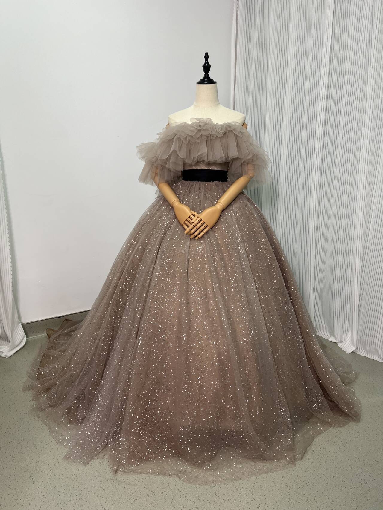 華やか カラードレス カーキ色 取り外しオフショルダー キラキラチュール ベルト 編み上げ 結婚式/披露宴