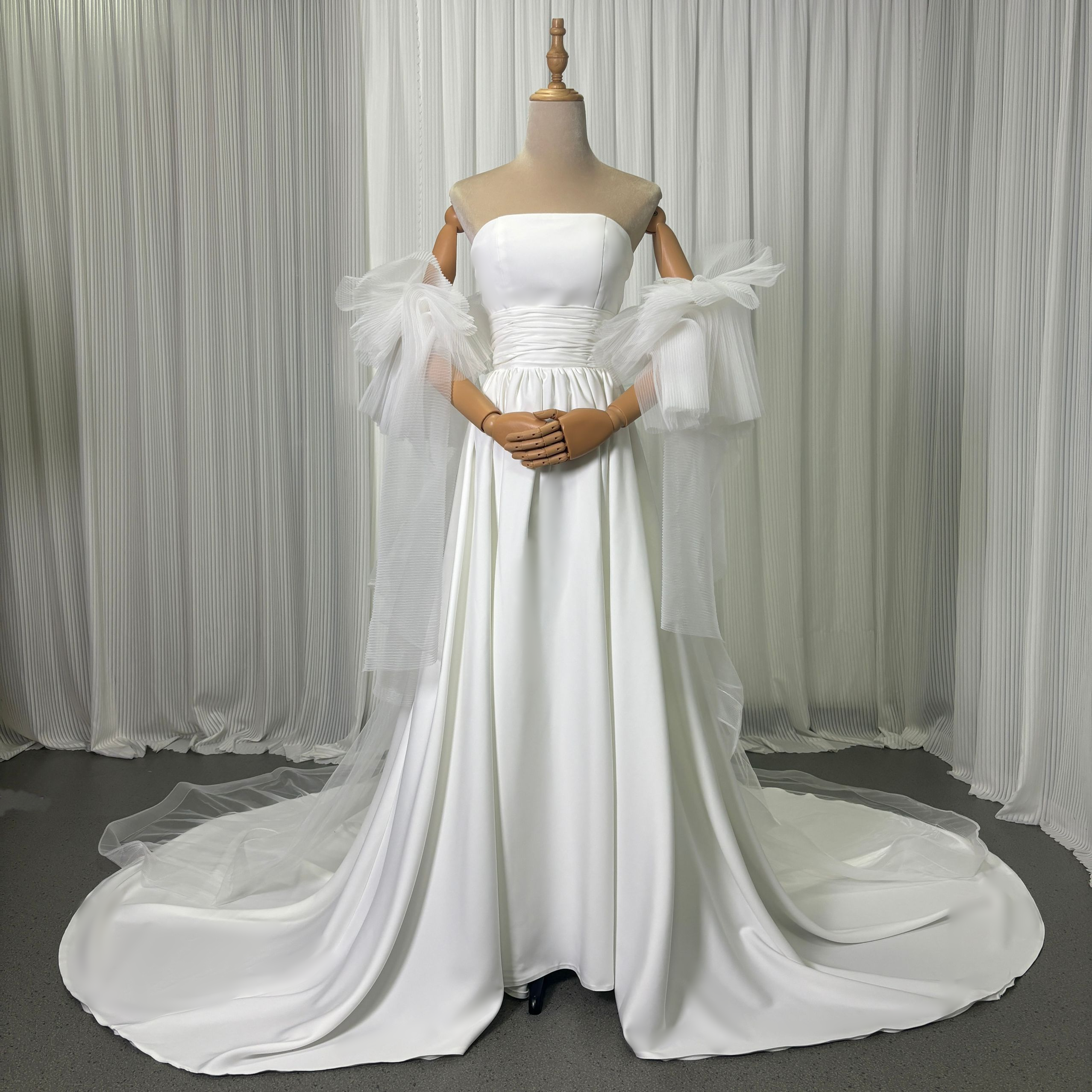 実例写真！ウエディングドレス　取り外しチュールフリル付け袖　トレーン　ベアトップ　前撮り　結婚式