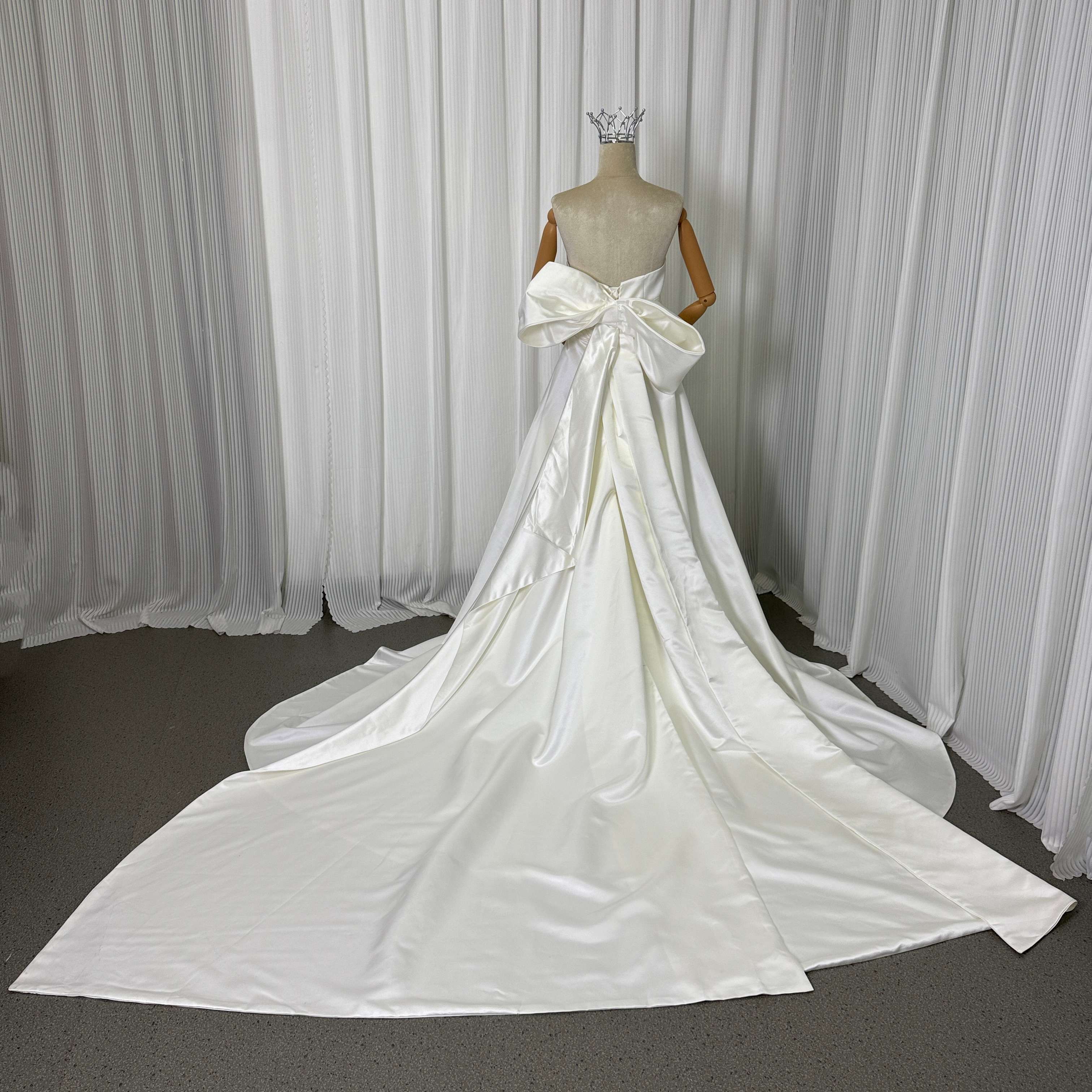 ウェディングドレス ベアトップ 豪華なバックリボン ロングトレーン 光沢サテン 結婚式