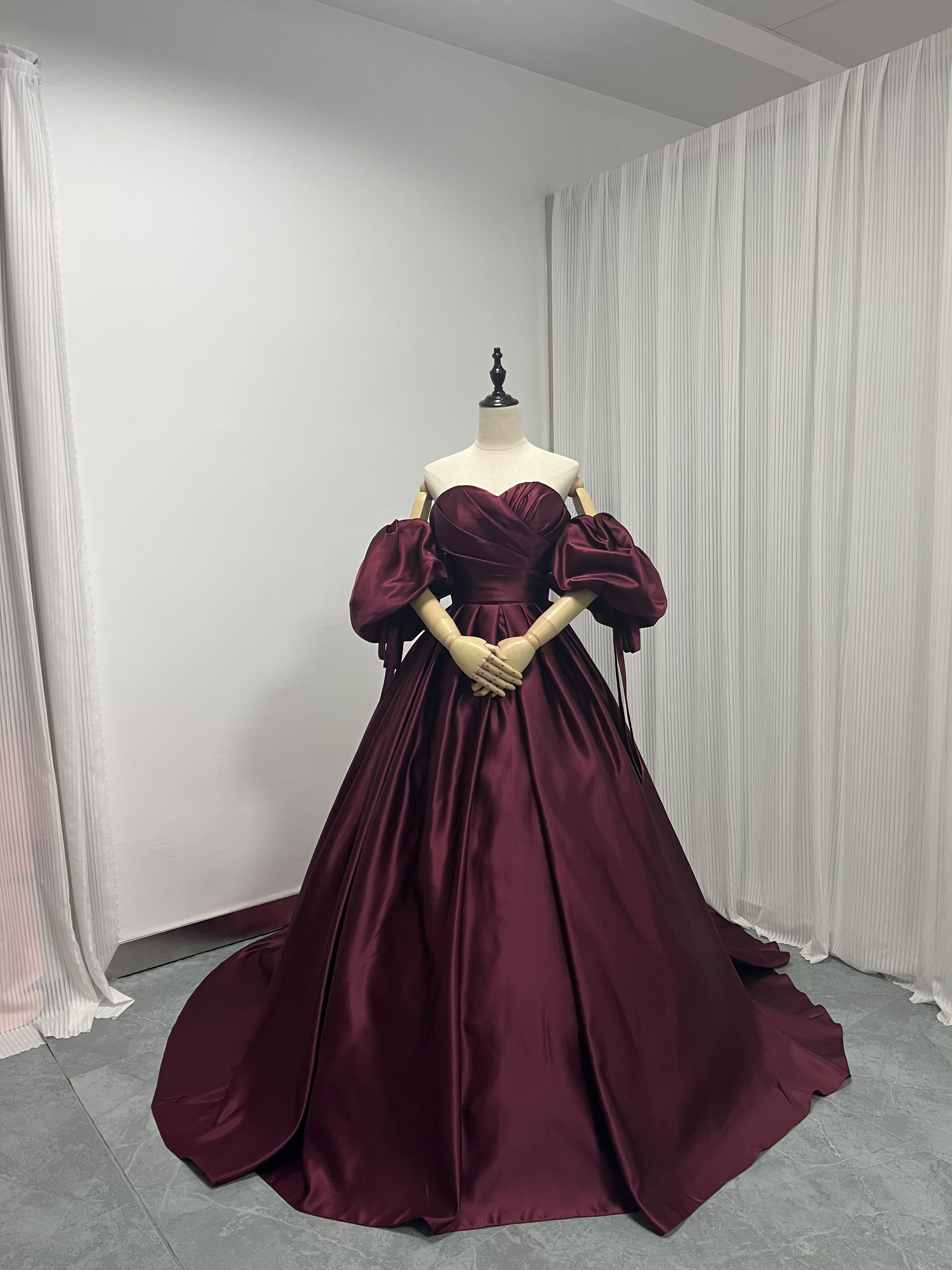 美品！カラードレス ボルドー色 ベアトップ 取り外し袖 ファスナー 光沢サテン プリンセスライン 結婚式 前撮り