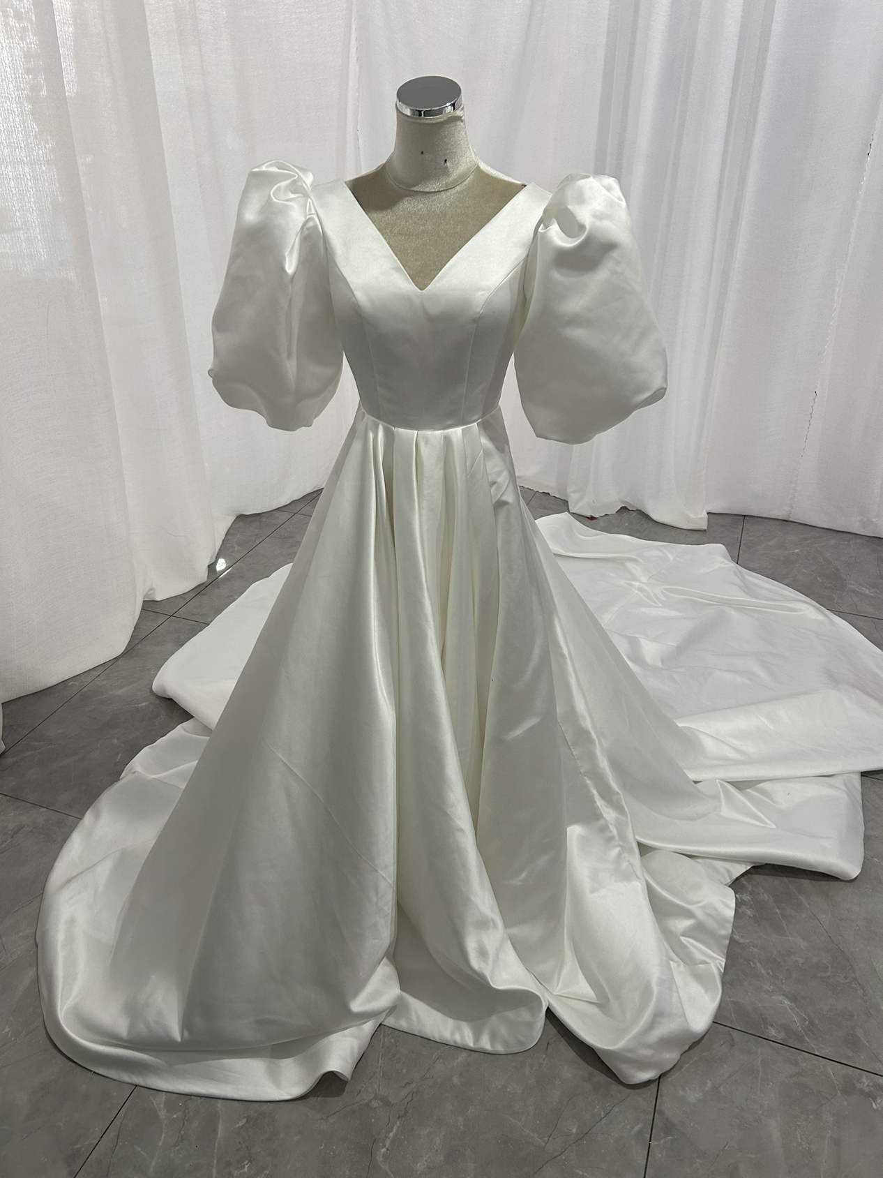 ウエディングドレス Vネック パフスリーブ ロングトレーン 背中見せ くるみボタン 二次会