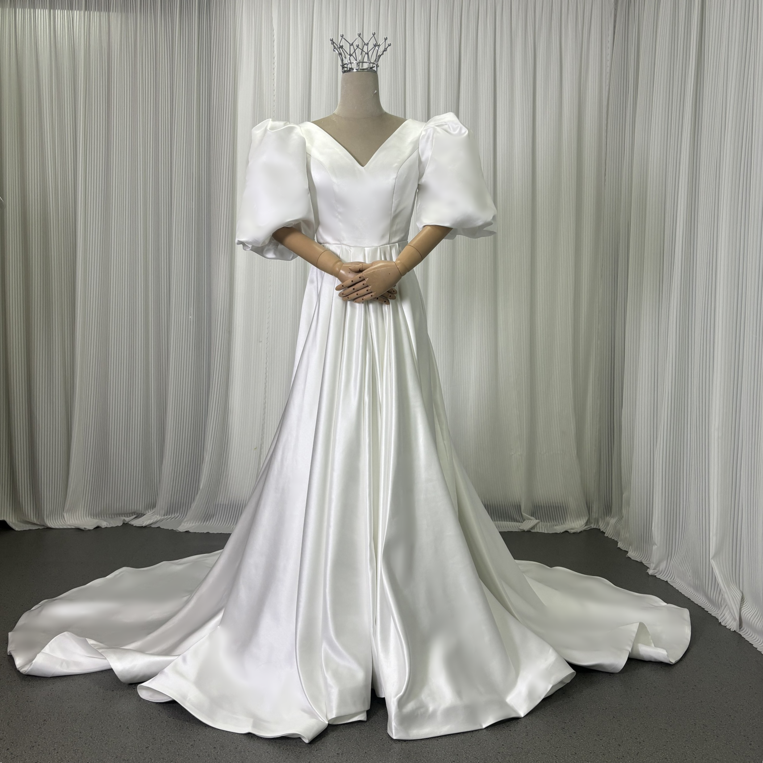 ウエディングドレス パフスリーブ Vネック オフホワイト 光沢サテン 背中見せ トレーン 結婚式