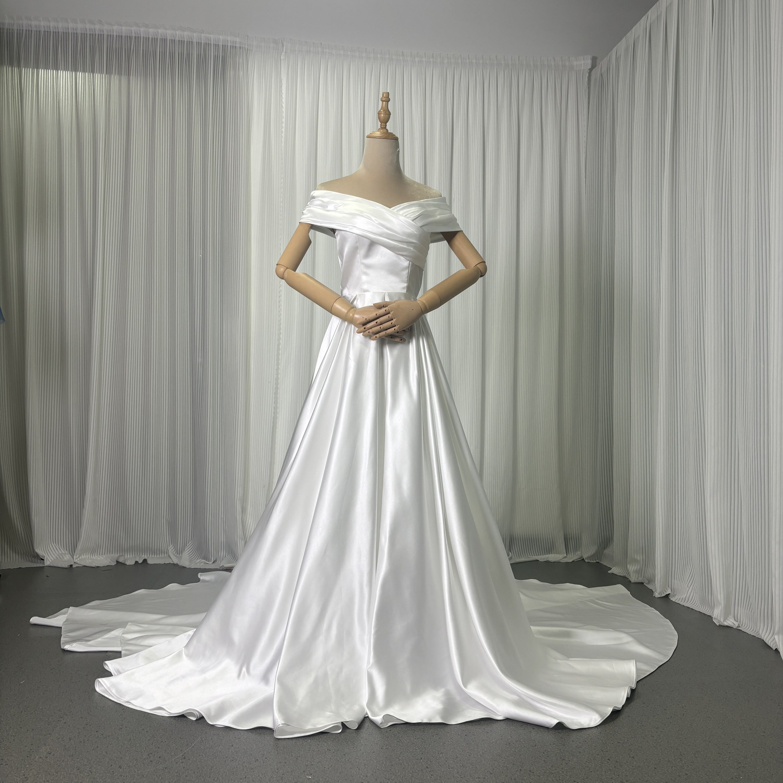 ウエディングドレス オフショルダー ロングトレーン 光沢サテン くるみボタン 編み上げ 結婚式