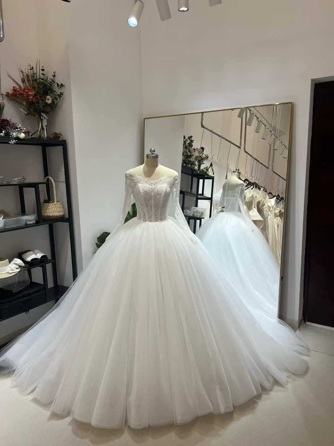 フランス風 ウエディングドレス ロングスリーブ くるみボタン チュールスカート 流れる透け花レース 拳式/前撮り