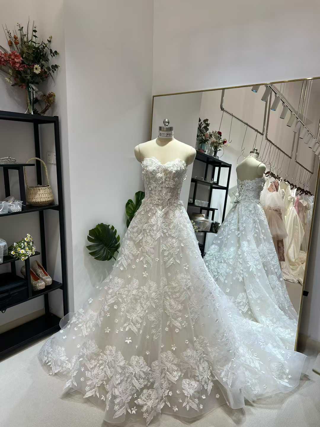 豪華！ウエディングドレス ベアトップ 3D立体花レース刺繍 Aライン 編み上げ 結婚式 前撮り