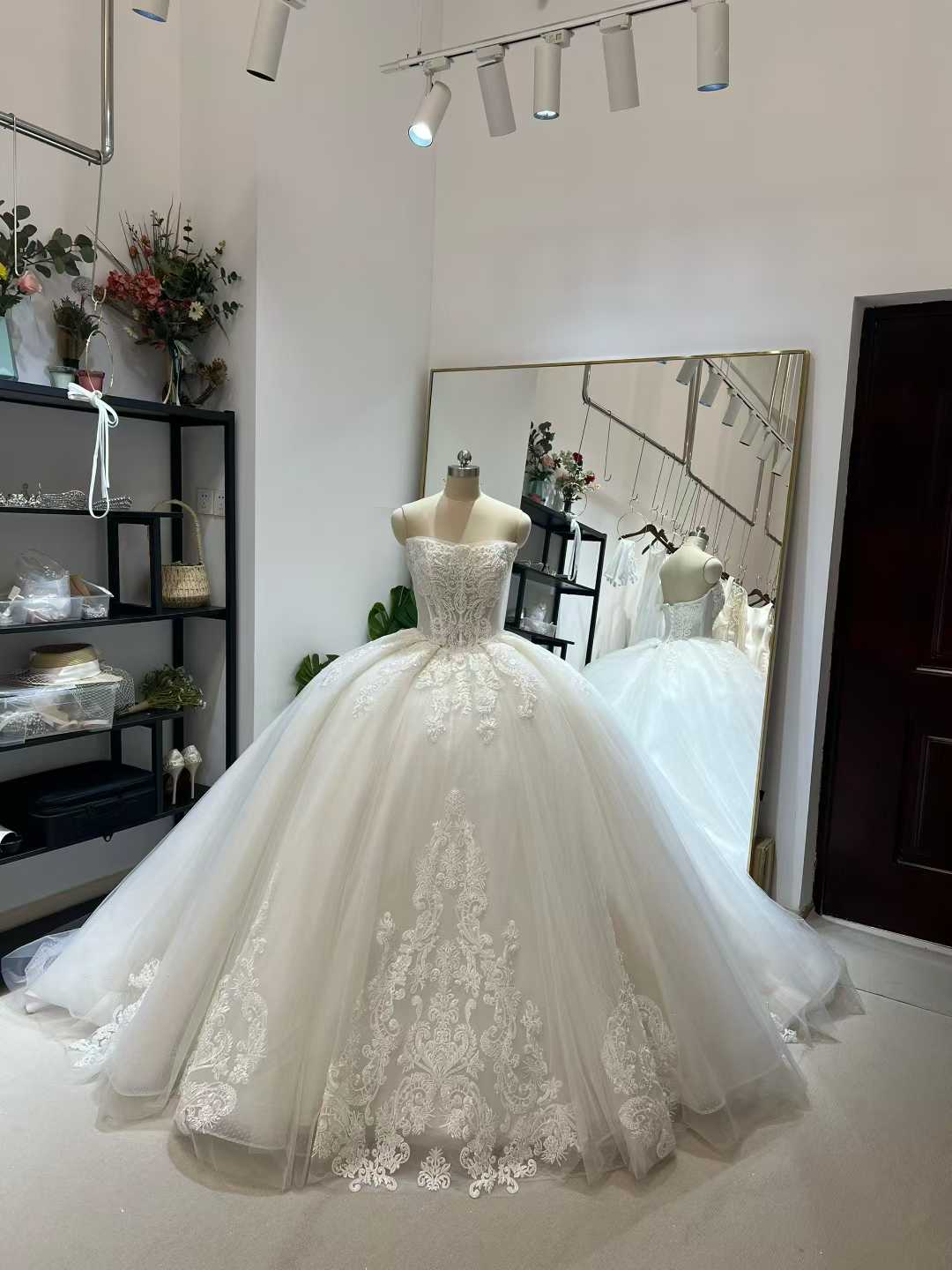 ウェディングドレス 韓国風ドレス ベアトップ 繊細レース パール ロングトレーン ボリュームドレス 結婚式