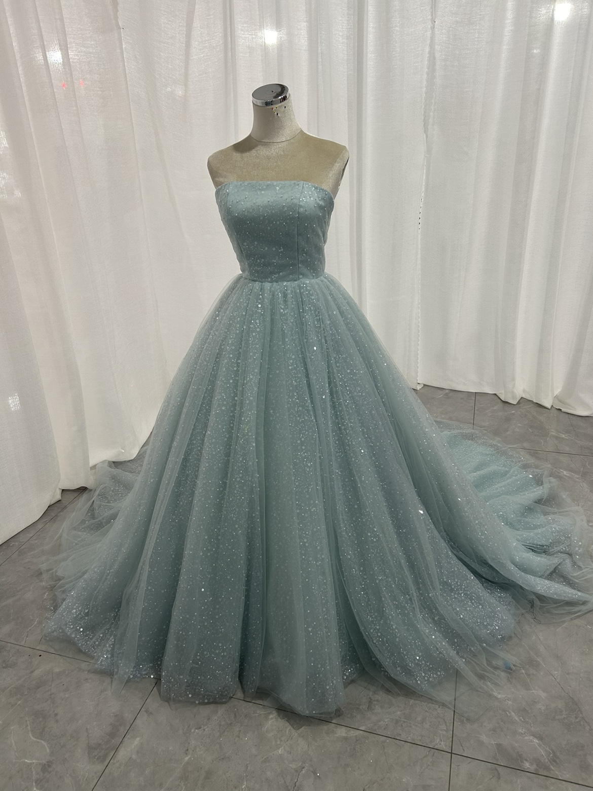 カラードレス ライトブルー ベアトップ キラキラチュール パフスリーブ ふわふわドレス 華やかなトレーン 二次会