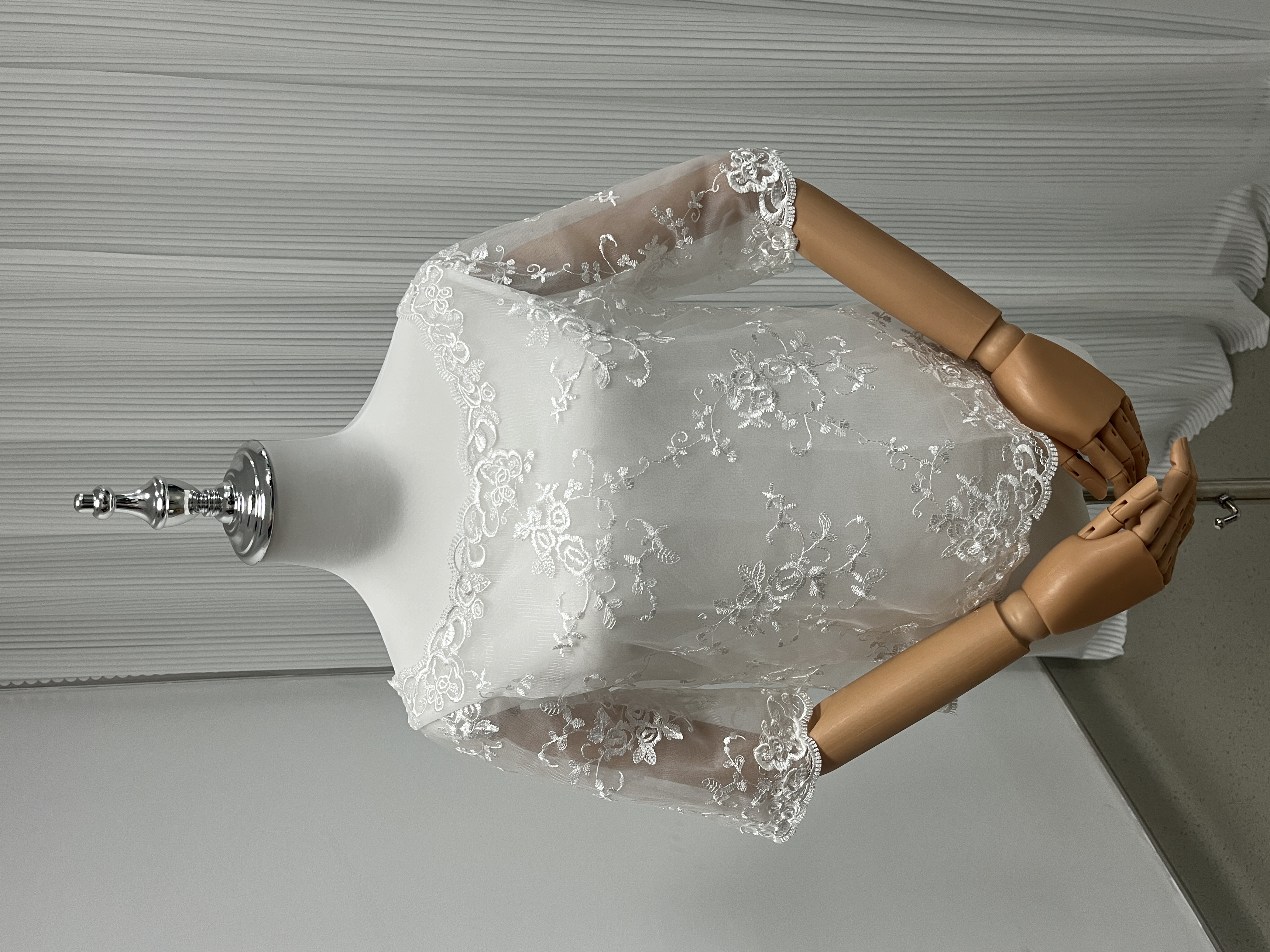 フランス風 ボレロ 上品花レース 半袖 くるみボタン 透ける 結婚式/披露宴