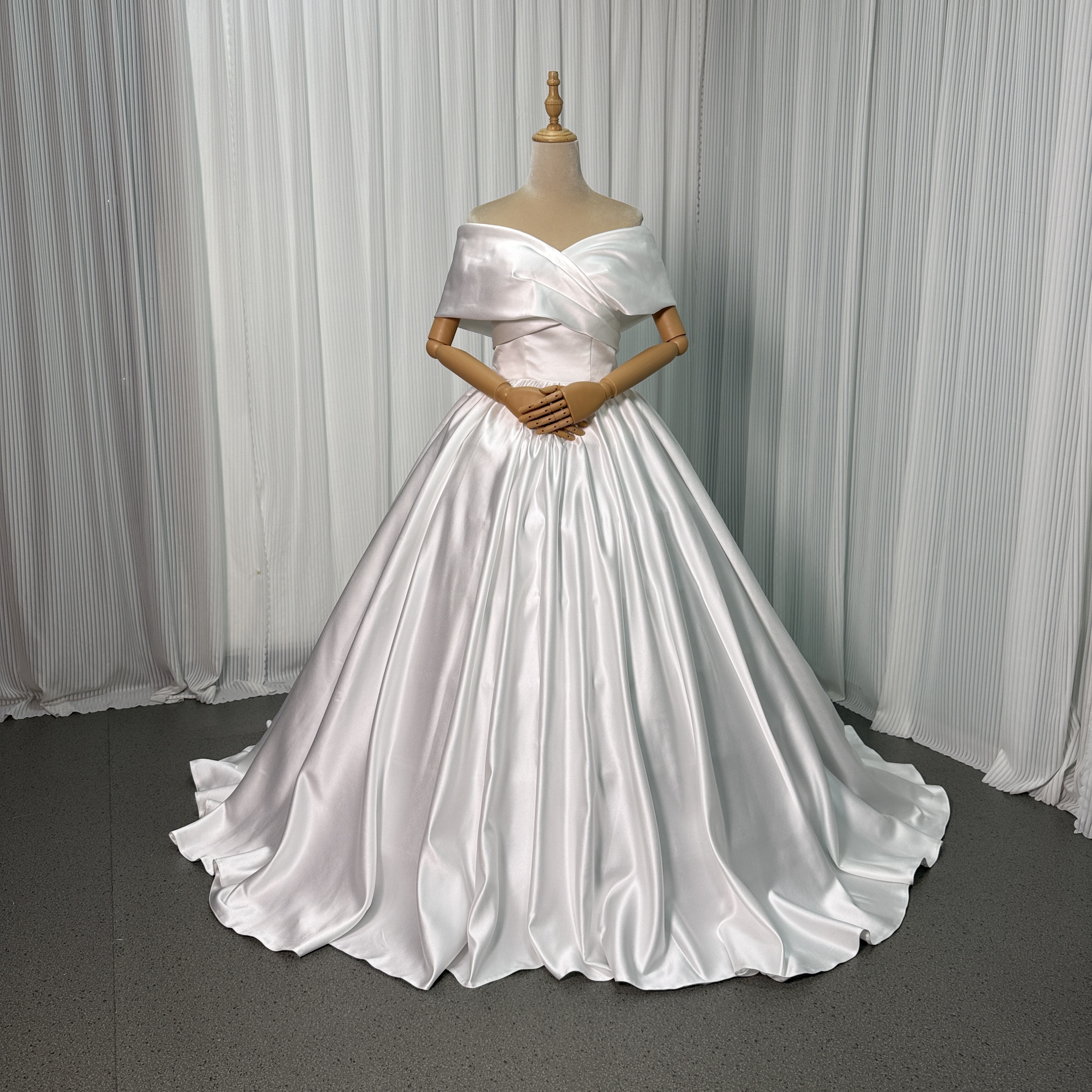 ウェディングドレス オフショルダー 光沢サテン フレアスカート ロングトレーン くるみボタン 結婚式