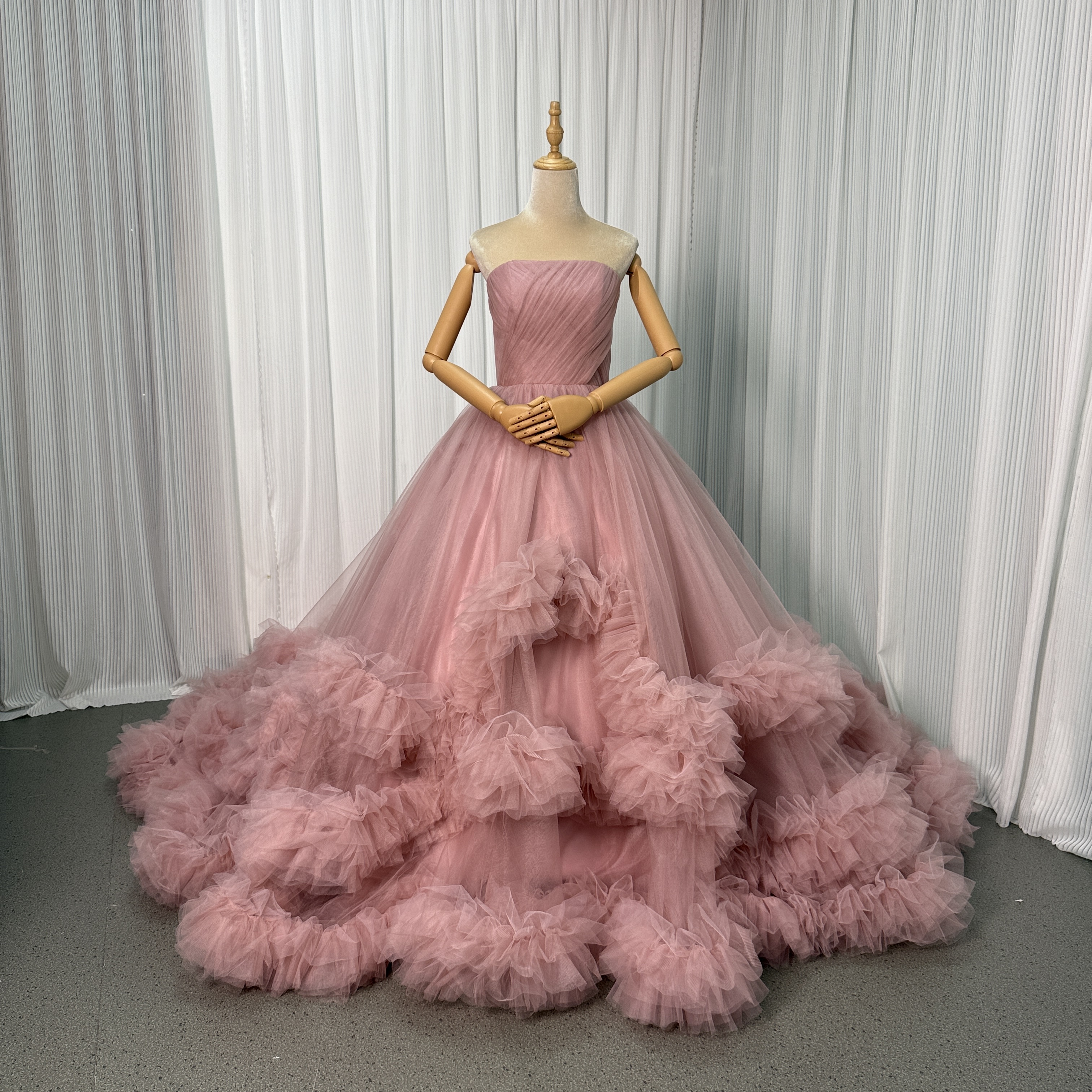 人気上昇！カラードレス ピンク ベアトップ ラッフルフリル 華やかなトレーン 前撮り