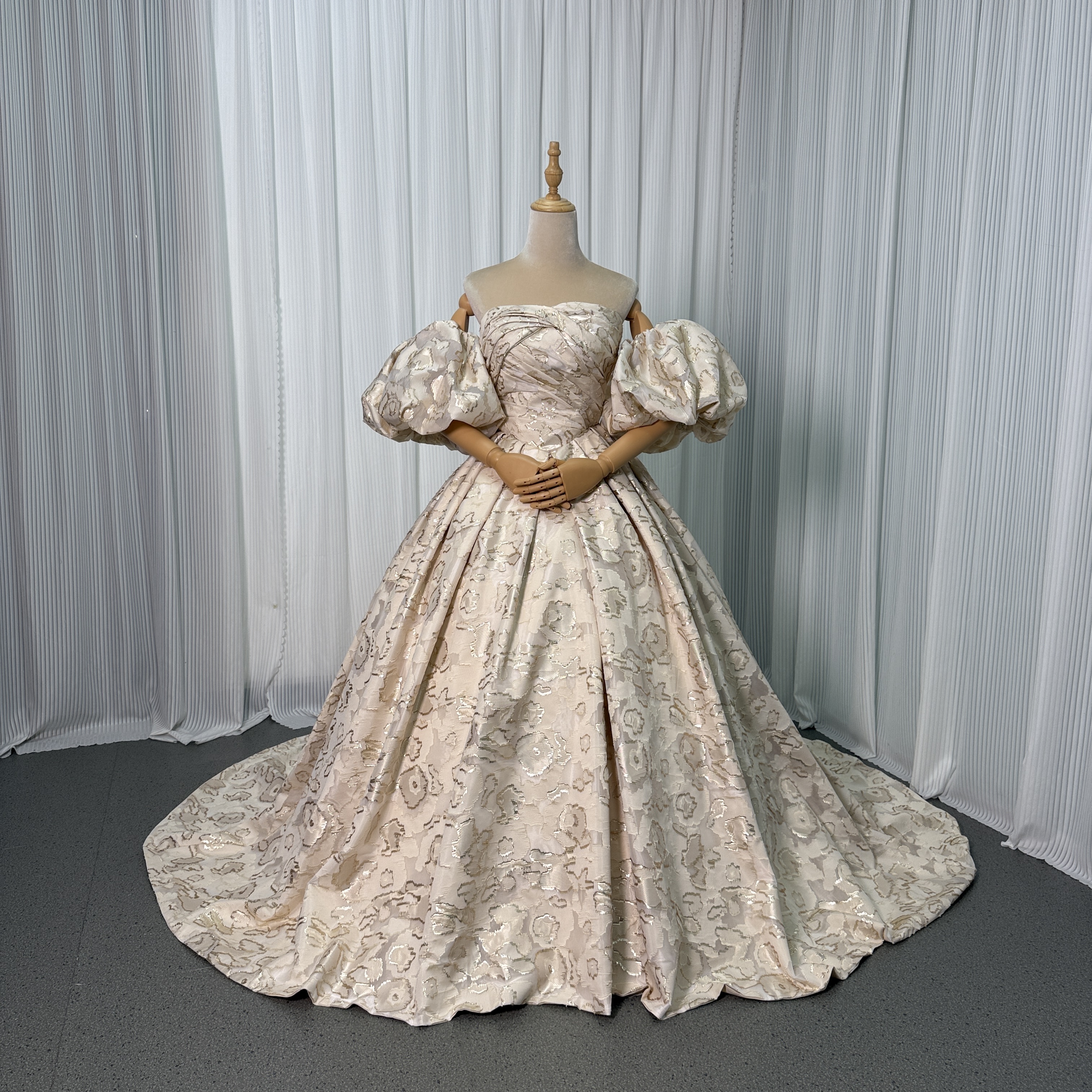 カラードレス シャンパン色 ジャガード生地 ベアトップ パフスリーブ プリンセスライン 編み上げ 披露宴