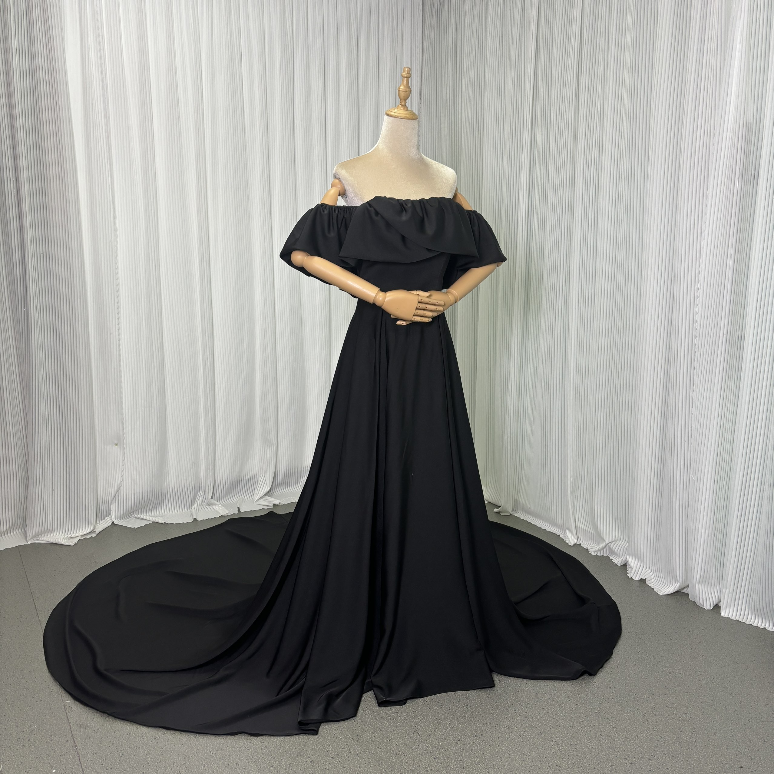 実例写真！パーティードレス ブラック オフショルダー ロングトレーン 高級イタリアサテン 花嫁 前撮り