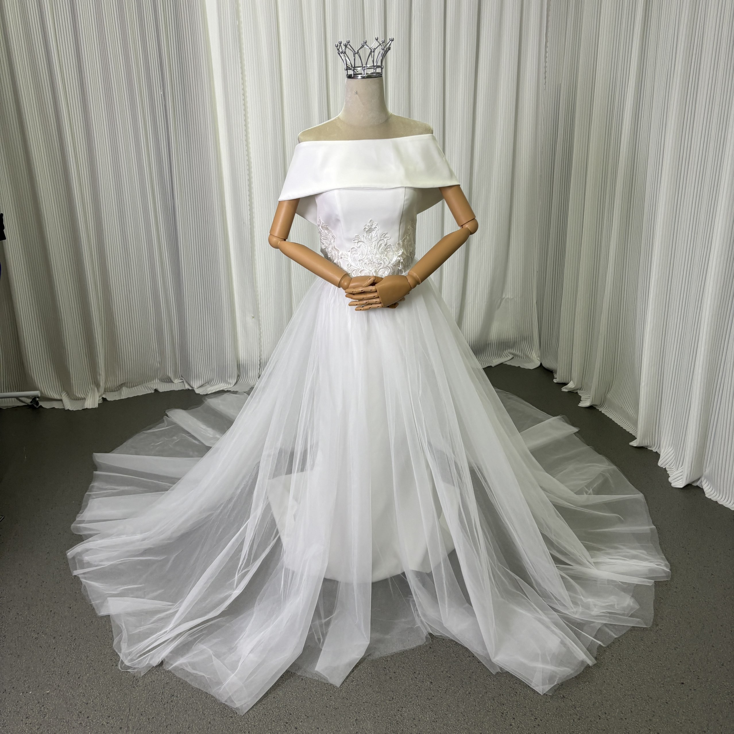 ウエディングドレス+オーバースカート クレープ生地 オフショルダー スレンダーライン 繊細レース 結婚式
