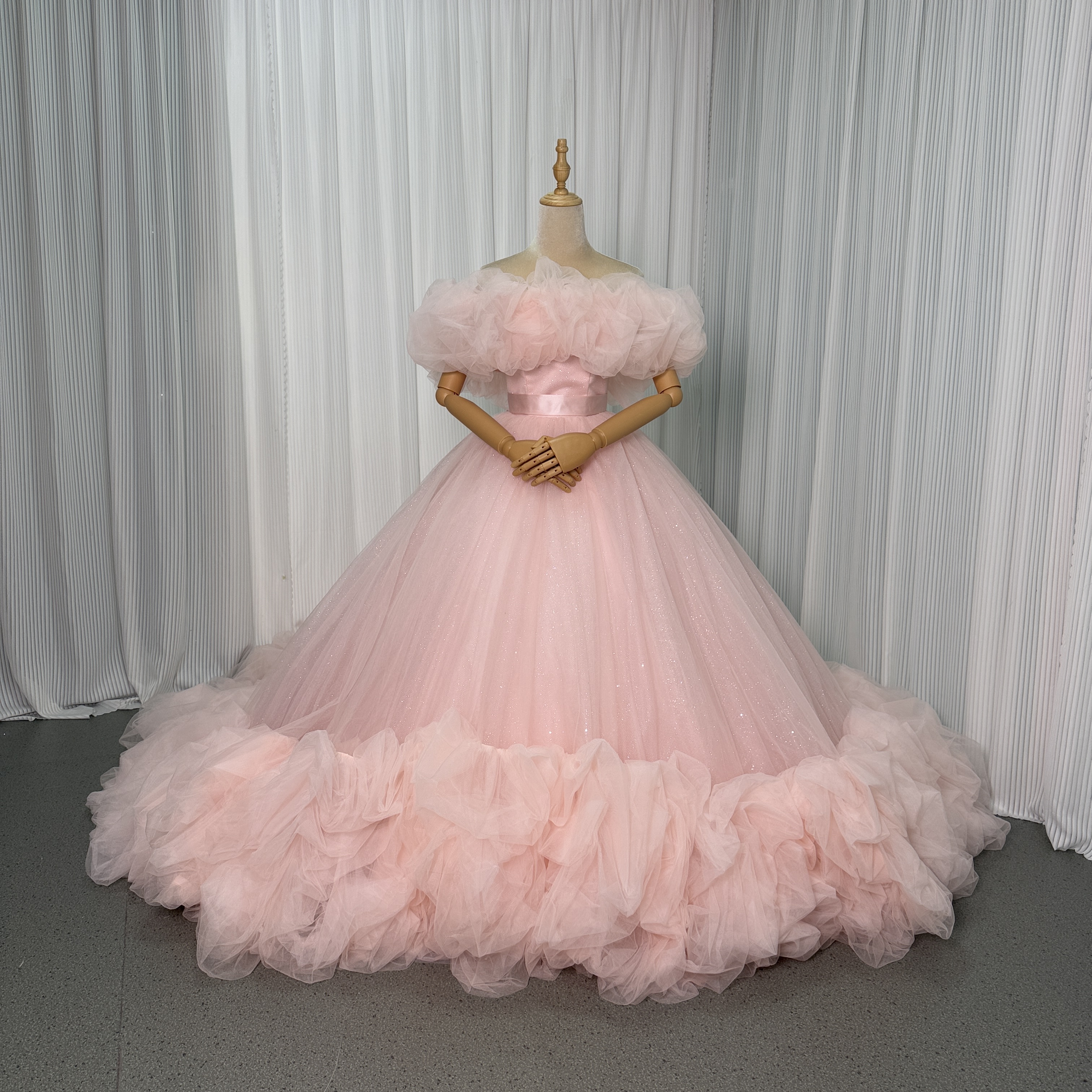 美品！カラードレス 薄ピンク オフショルダー 華やかなトレーン プリンセスライン キラキラチュール 前撮り