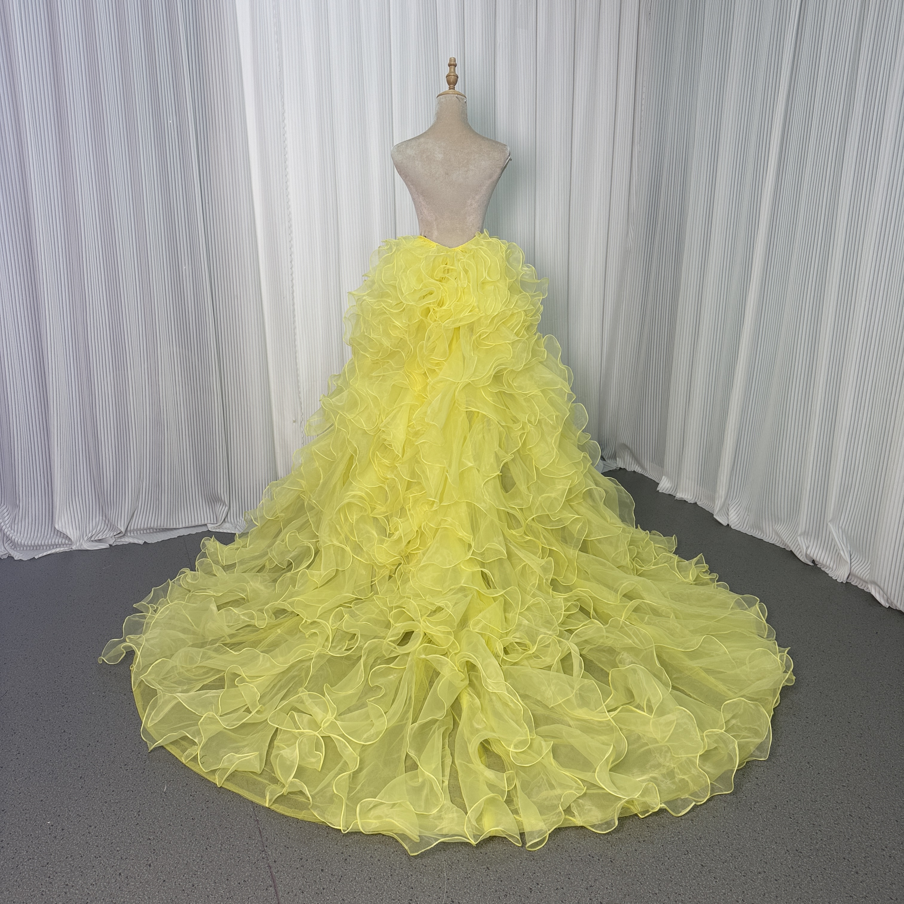 華やかなトレーン イエロー ラッフルフリル ソフトチュール 前撮り 抜群のおしゃれ見え