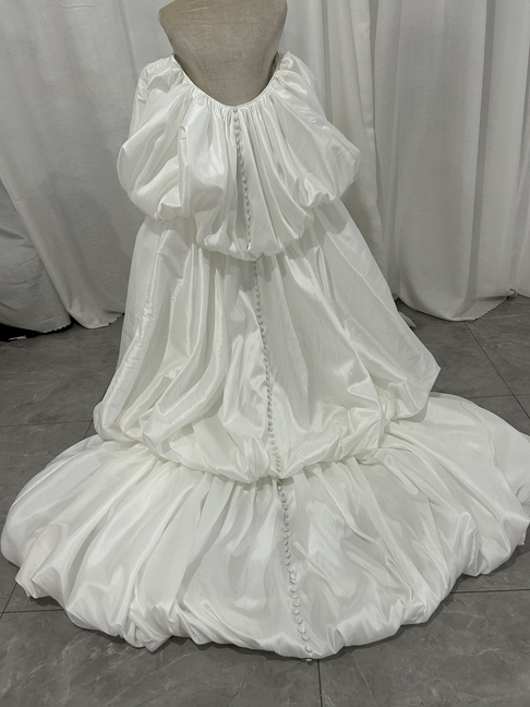 オフホワイト シルクタフタ ふっくら柔らかなロングトレーン パフスリーブ エレガント 前撮り