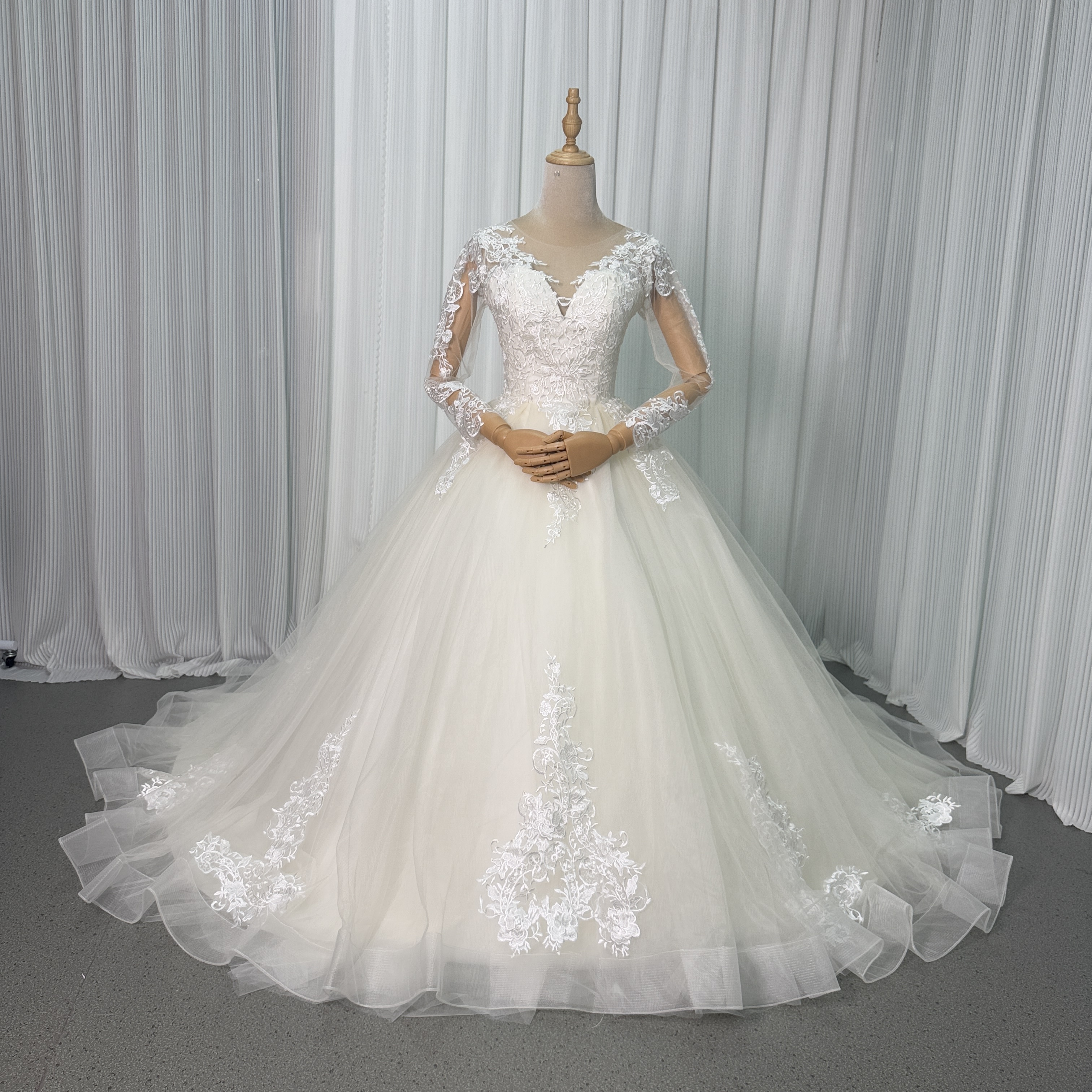 フランス風 ウェディングドレス アイボリー 流れる透け花レース シースルー袖 プリンセスライン くるみボタン 結婚式
