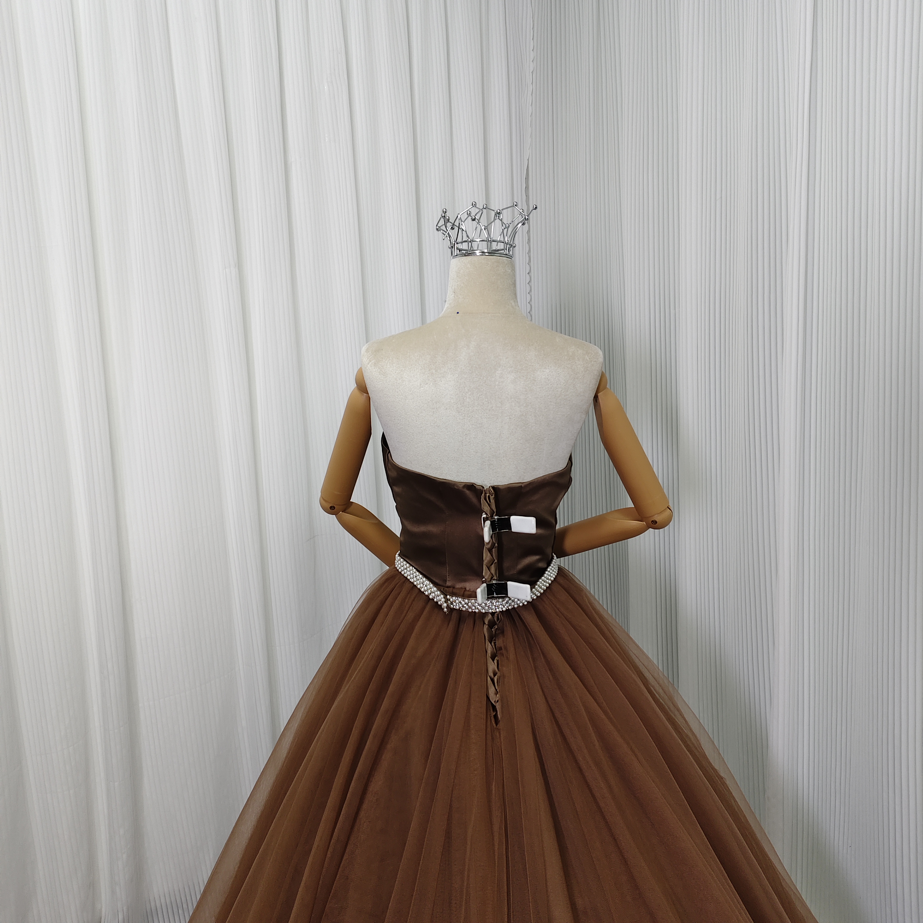 カラードレス ブラウン ベアトップ パール 取り外しサッシュベルト チュールスカート ロングトレーン 披露宴