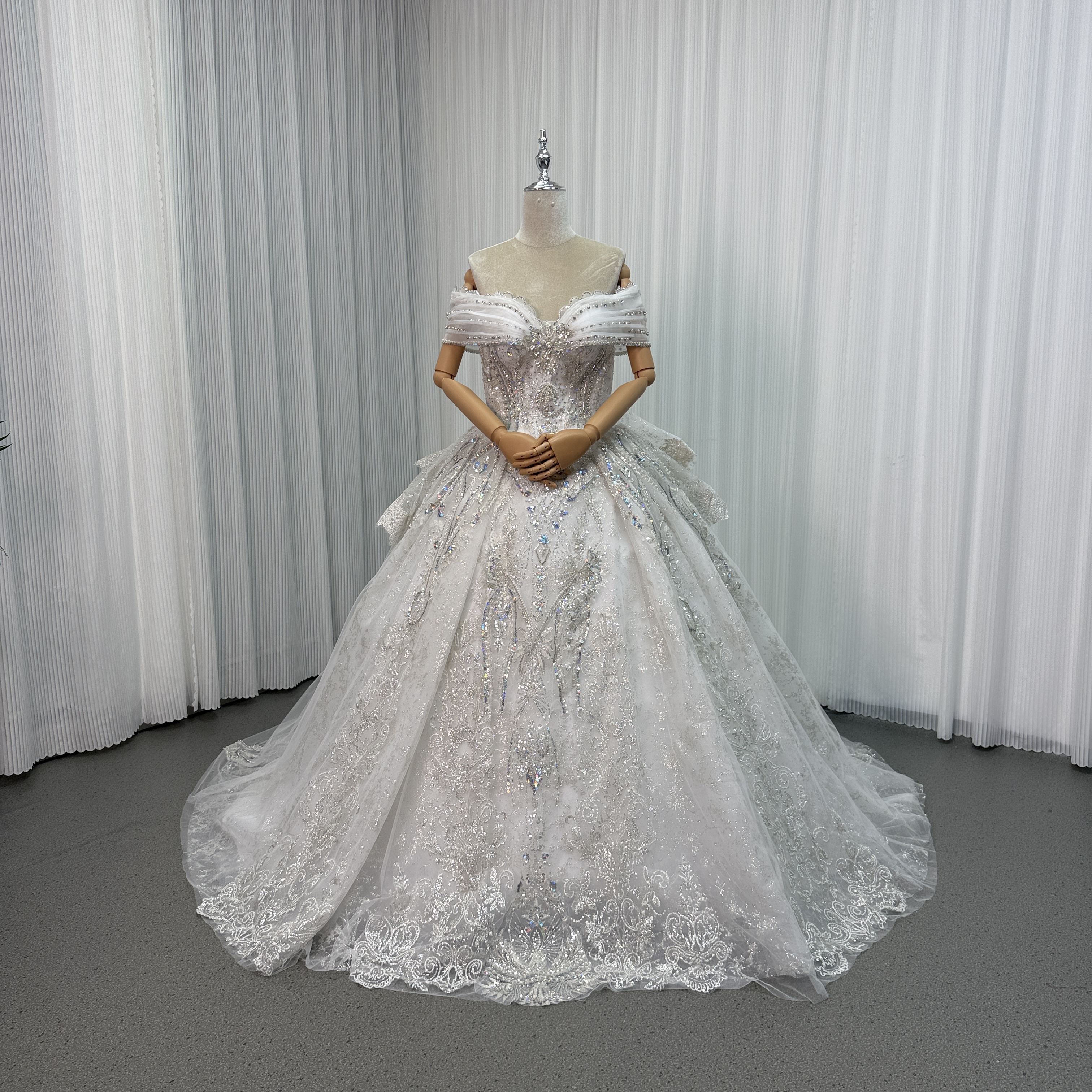 ウエディングドレス オフショルダー キラキラスパンコール キラキラ光る刺繍 プリンセスライン 編み上げ 結婚式